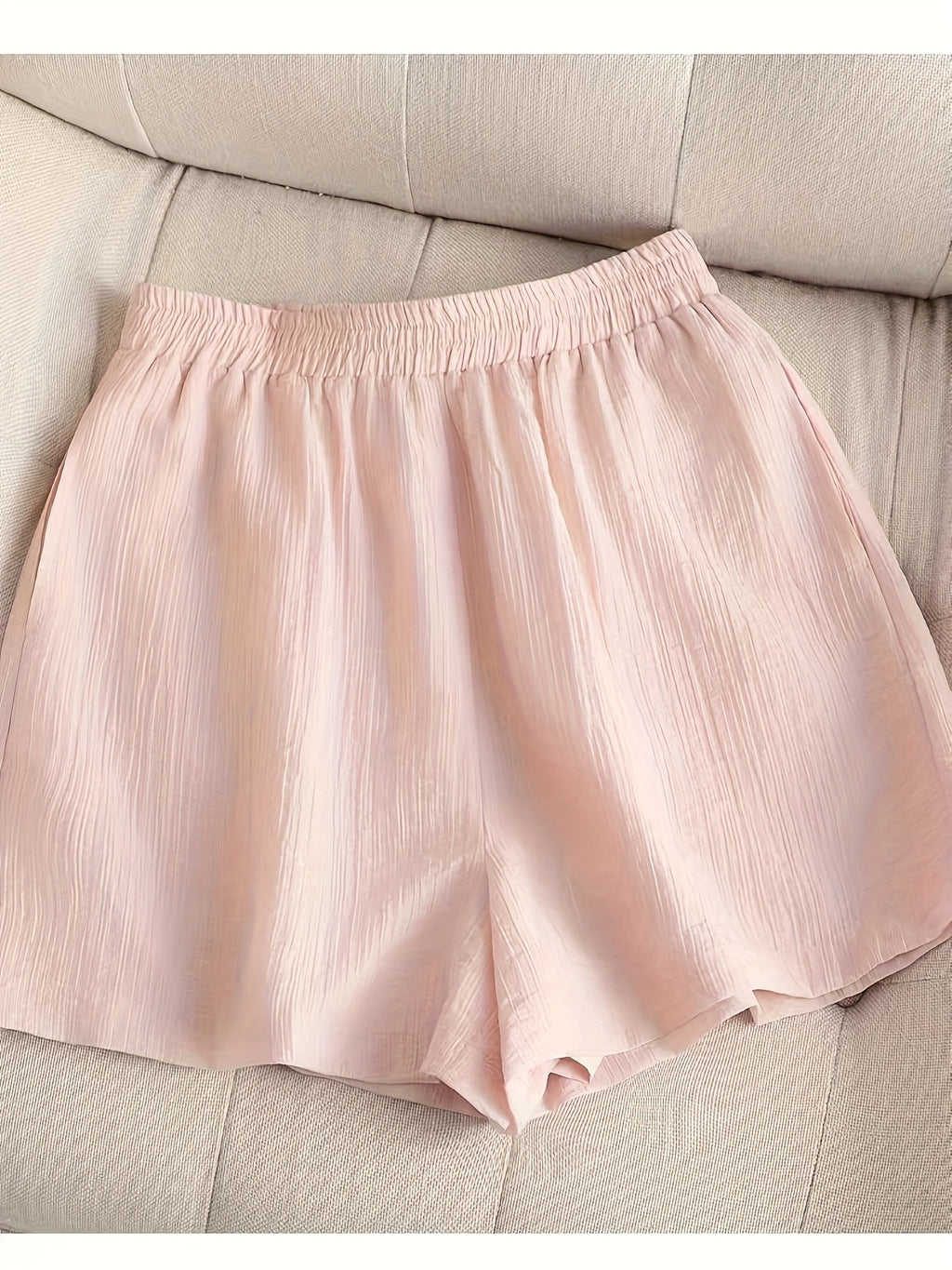 Conjunto de 3 peças, sendo cropped, camisa e shorts