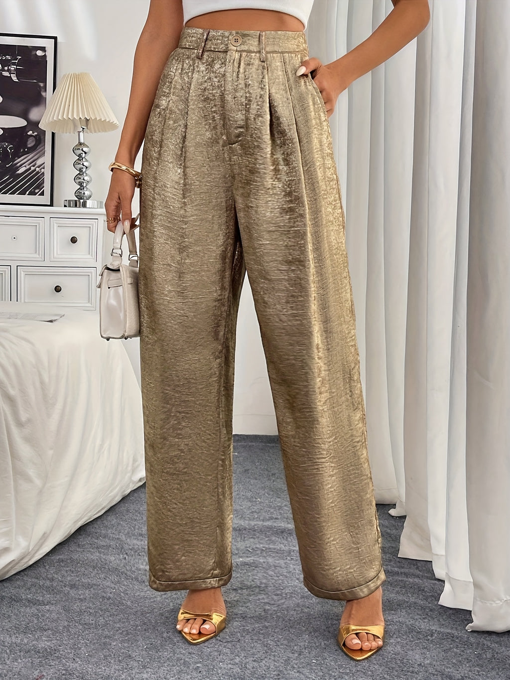 Calça dourada com cintura alta e bolsos