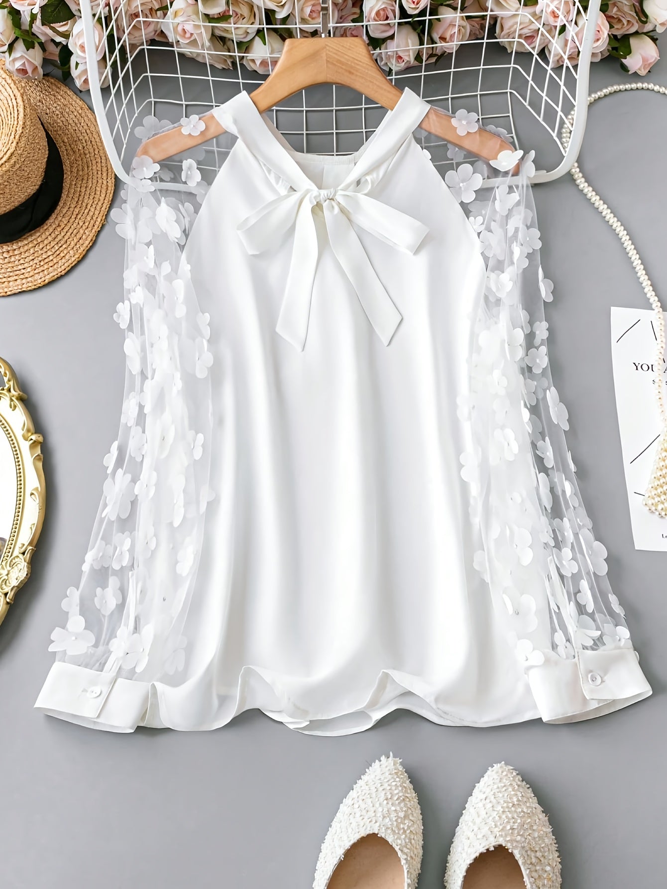 Camisa com laço, mangas transparentes e apliques de flores