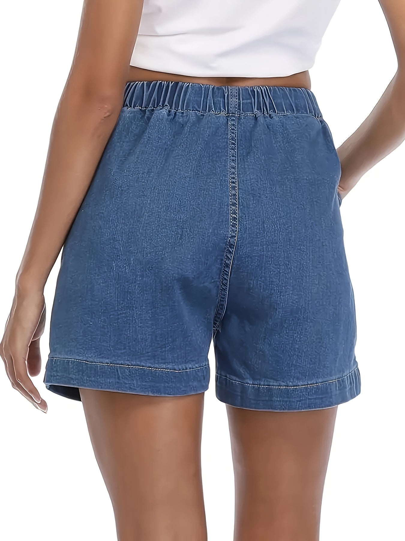 Shorts jeans com cintura franzida e detalhes em costura aparente