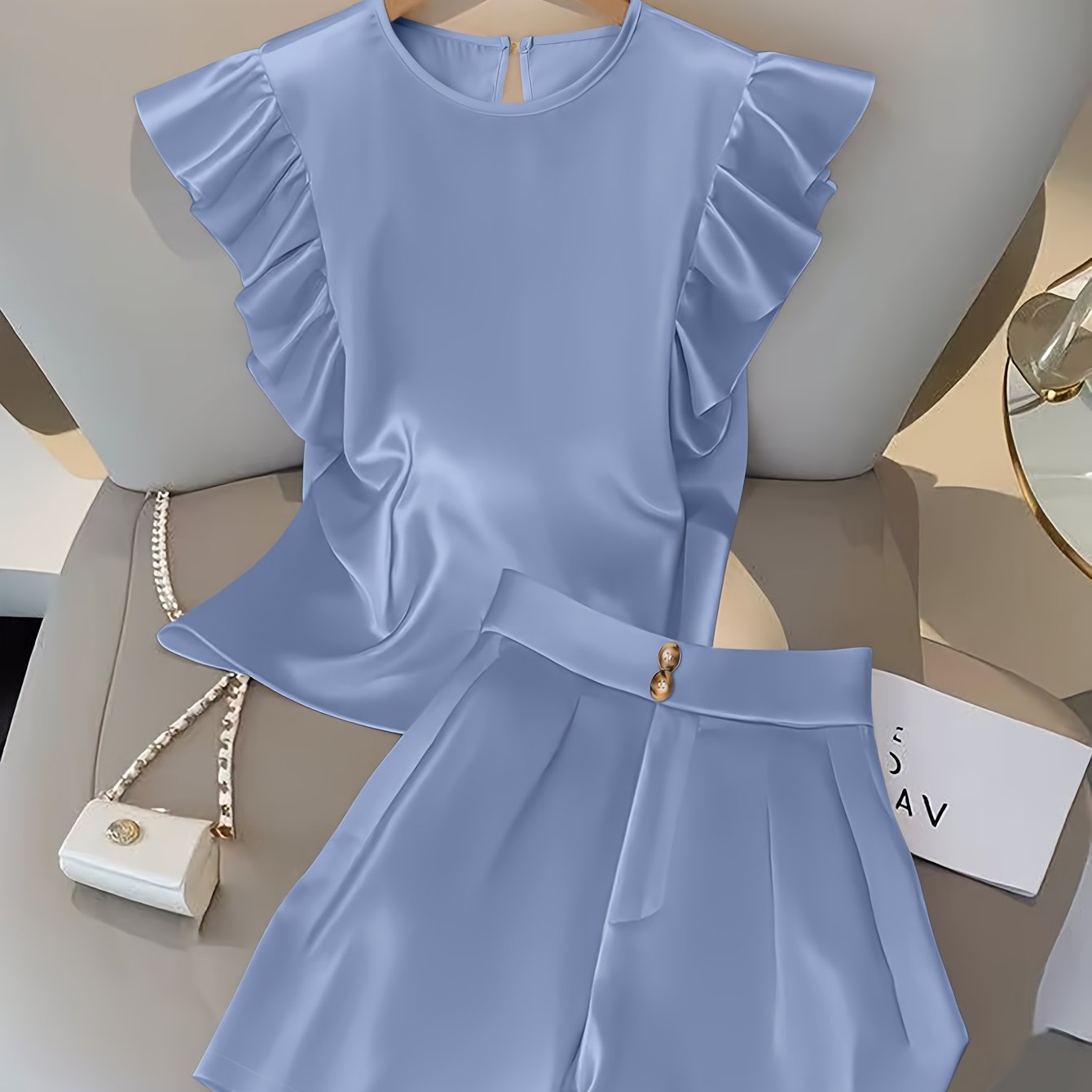 Conjunto com Blusa de Babados e Shorts de Alfaiataria