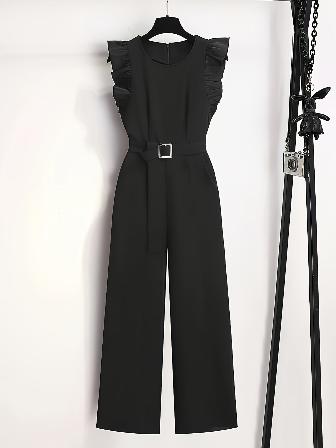 Macacão elegante de mangas com babados e cinto