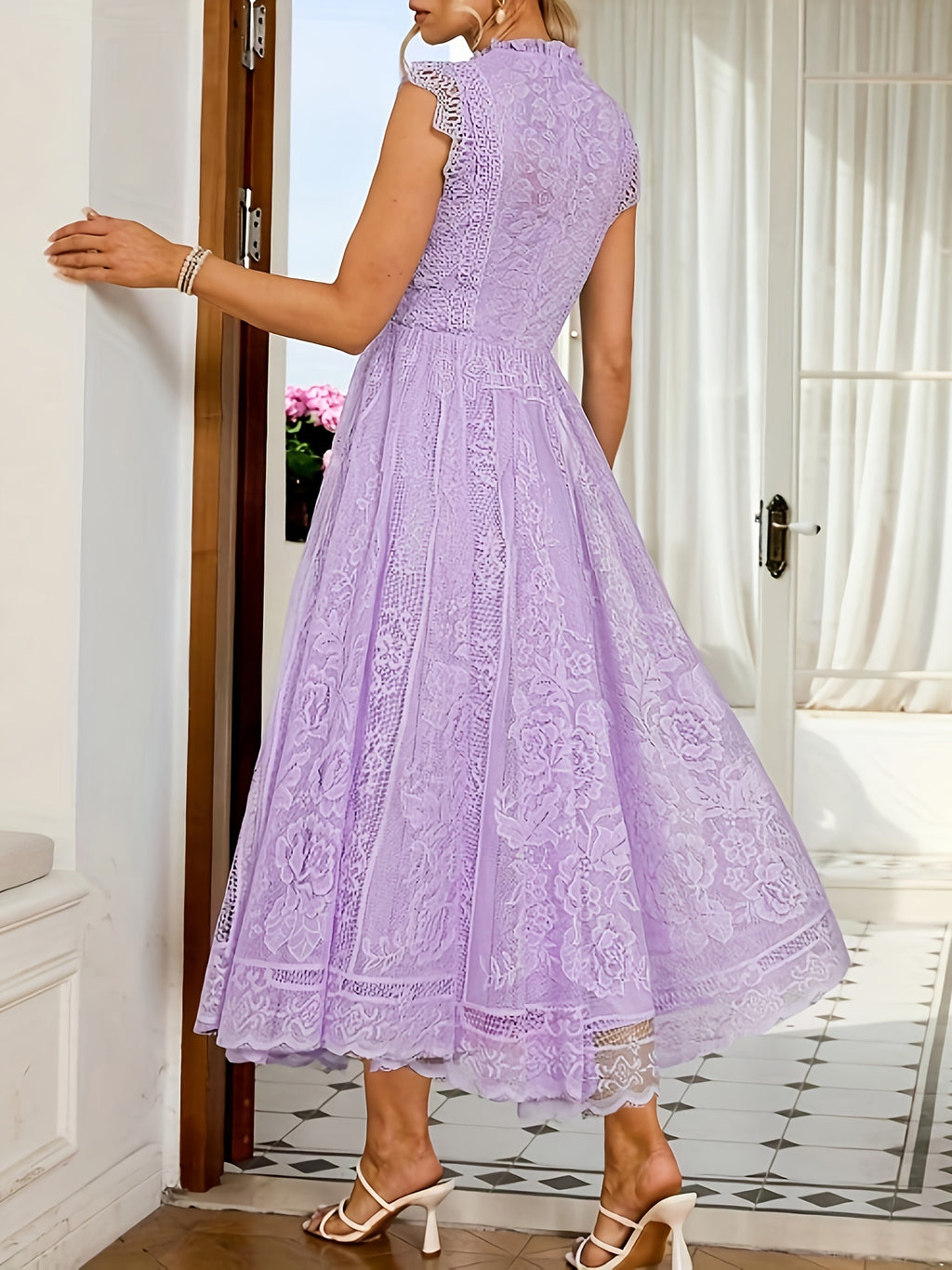 Vestido sem mangas e de renda, com padrão floral e gola alta