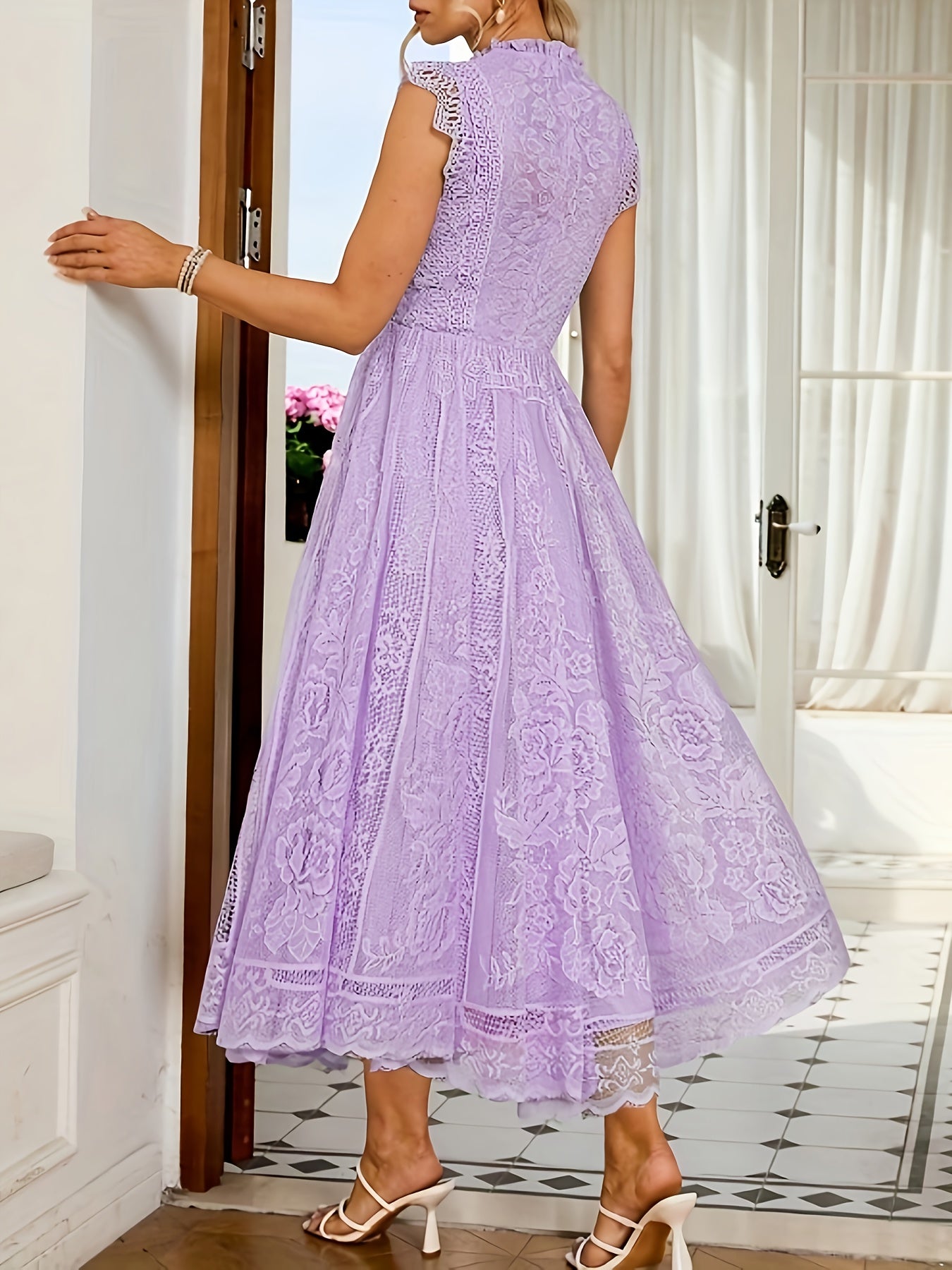 Vestido sem mangas e de renda, com padrão floral e gola alta