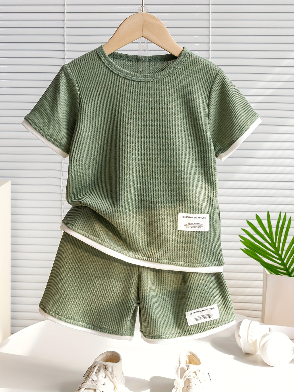 Conjunto de camiseta e shorts para meninos sem estampa