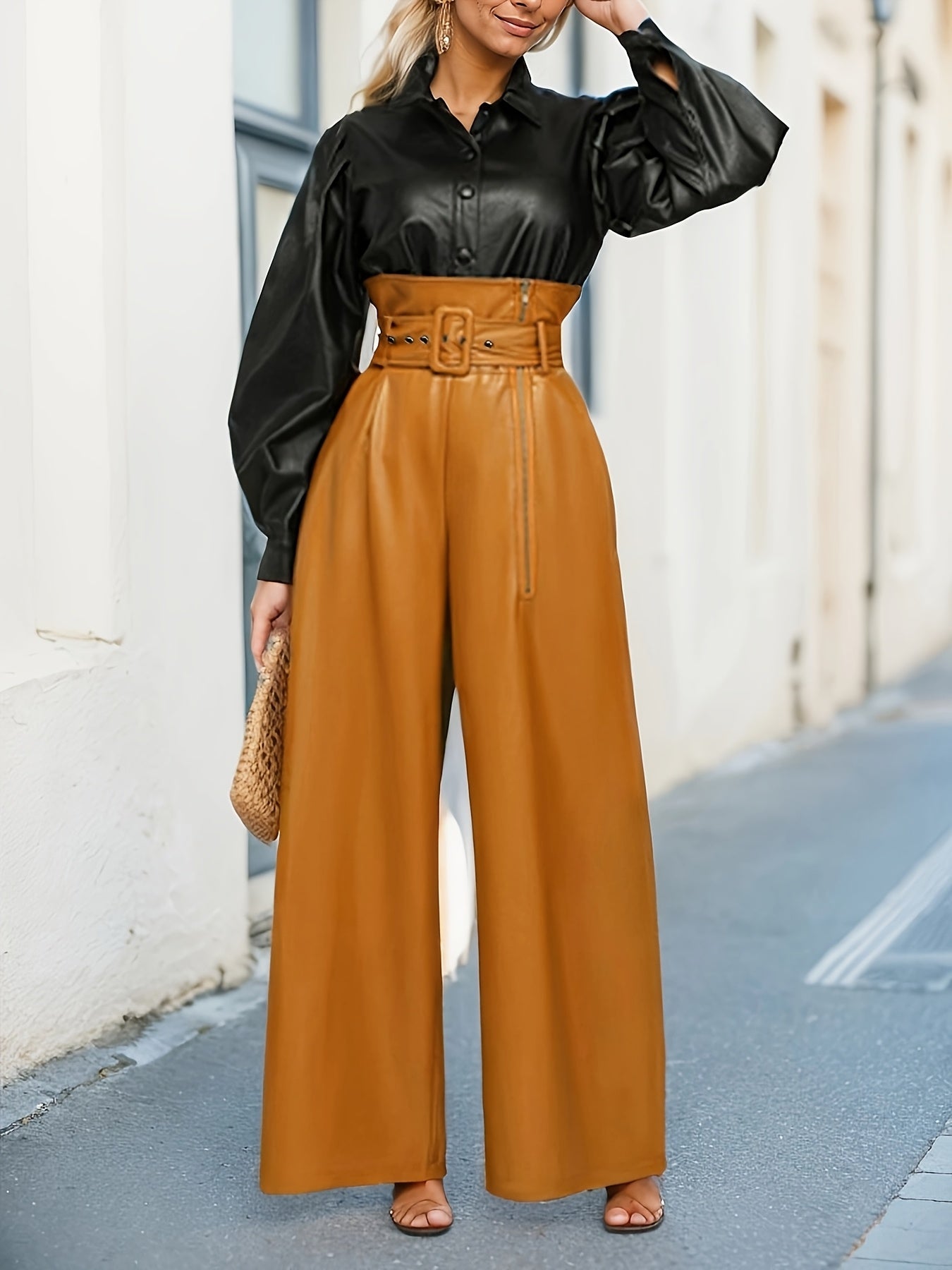 Calça de couro sintético, com cinto e detalhe de zíper