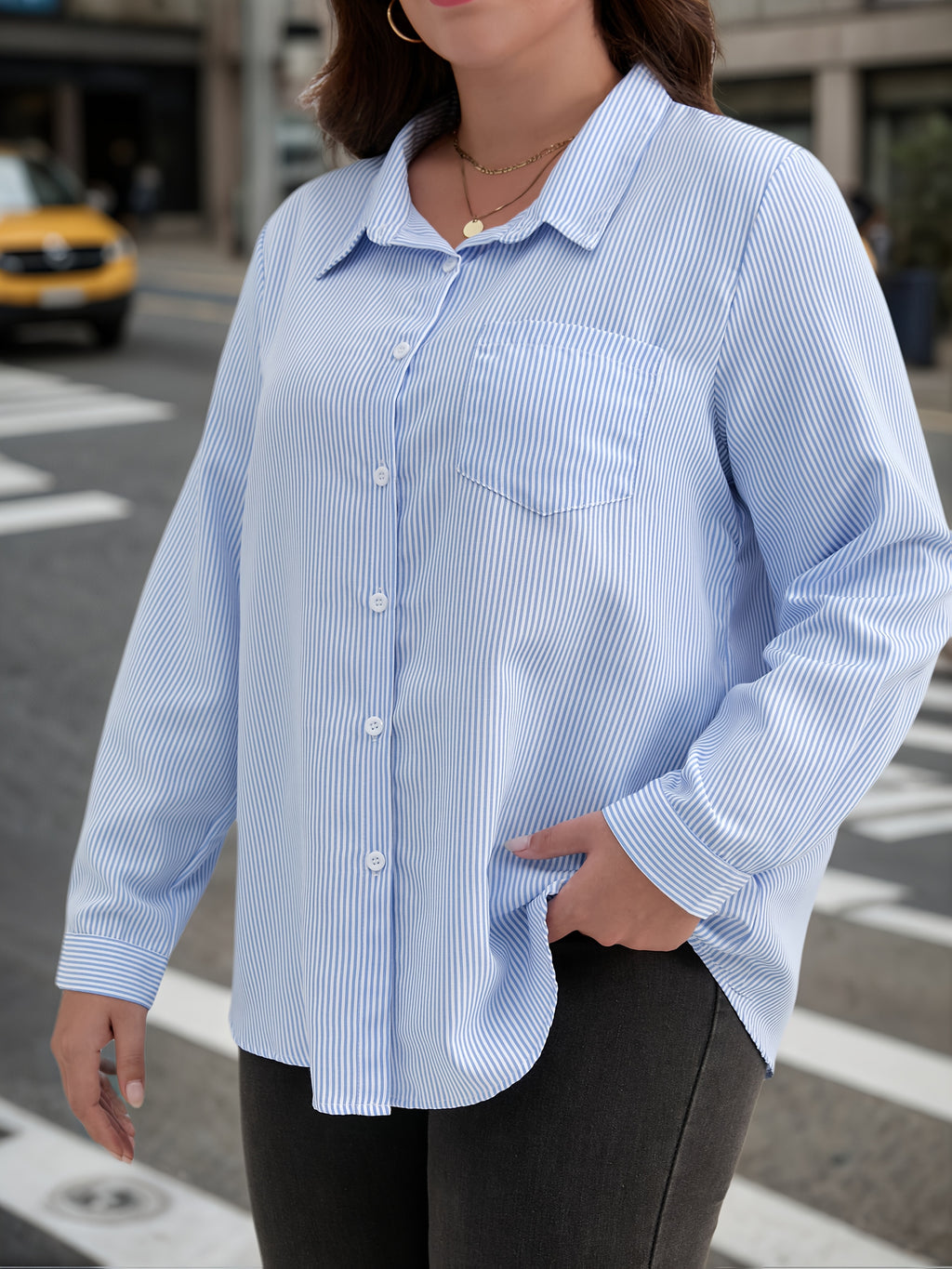 Camisa listrada de mangas compridas e bolso no peito