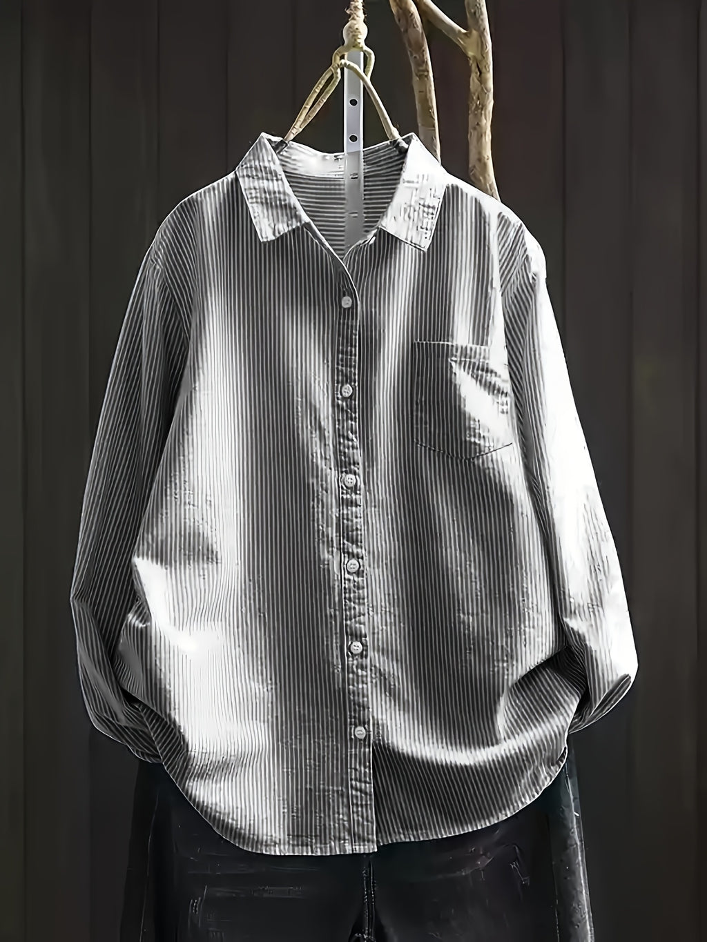 Camisa listrada de mangas compridas e bolso no peito