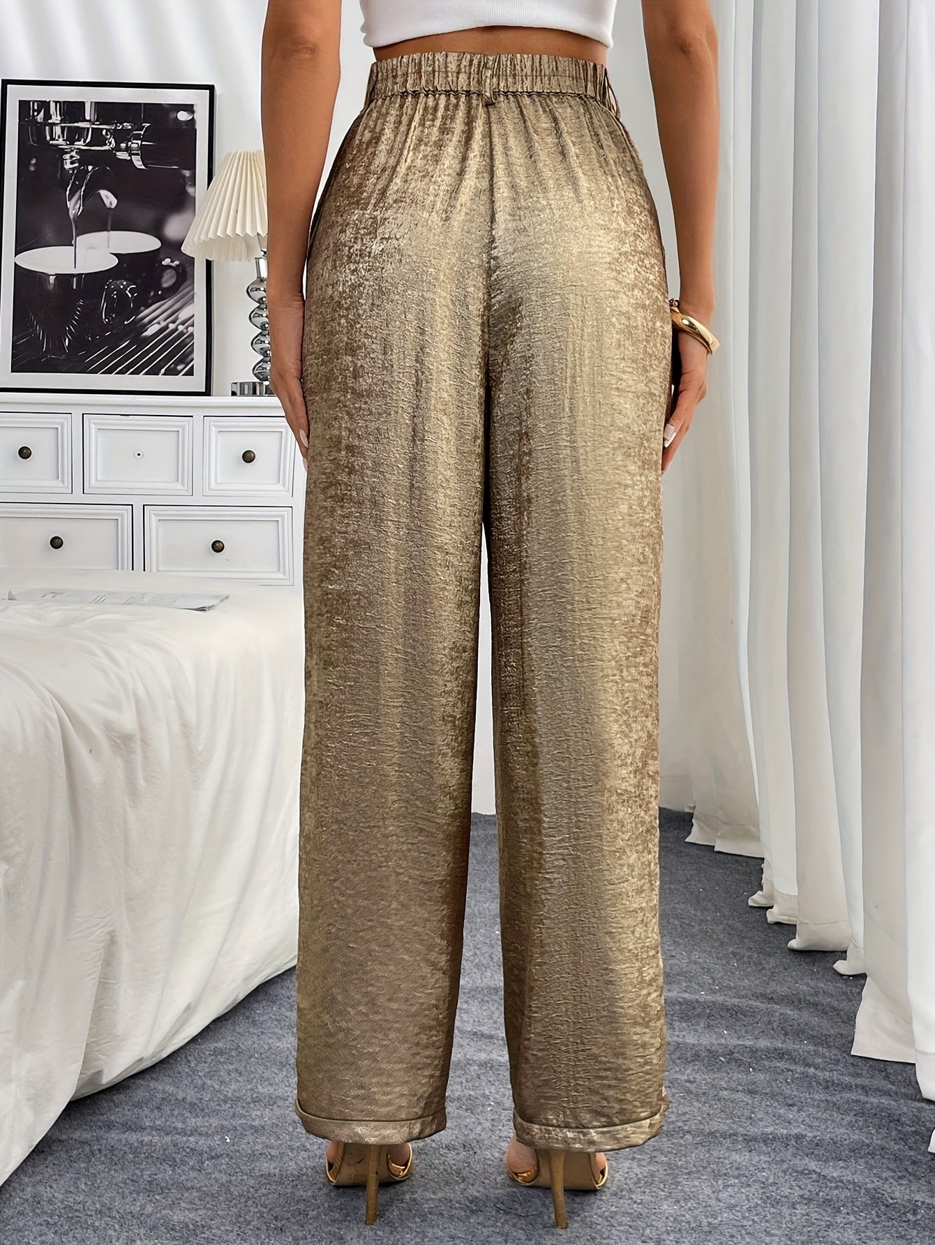 Calça dourada com cintura alta e bolsos