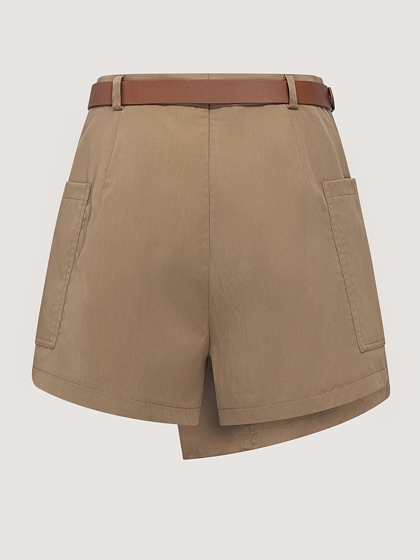 Shorts saia com detalhe irregular e grandes bolsos nas laterais