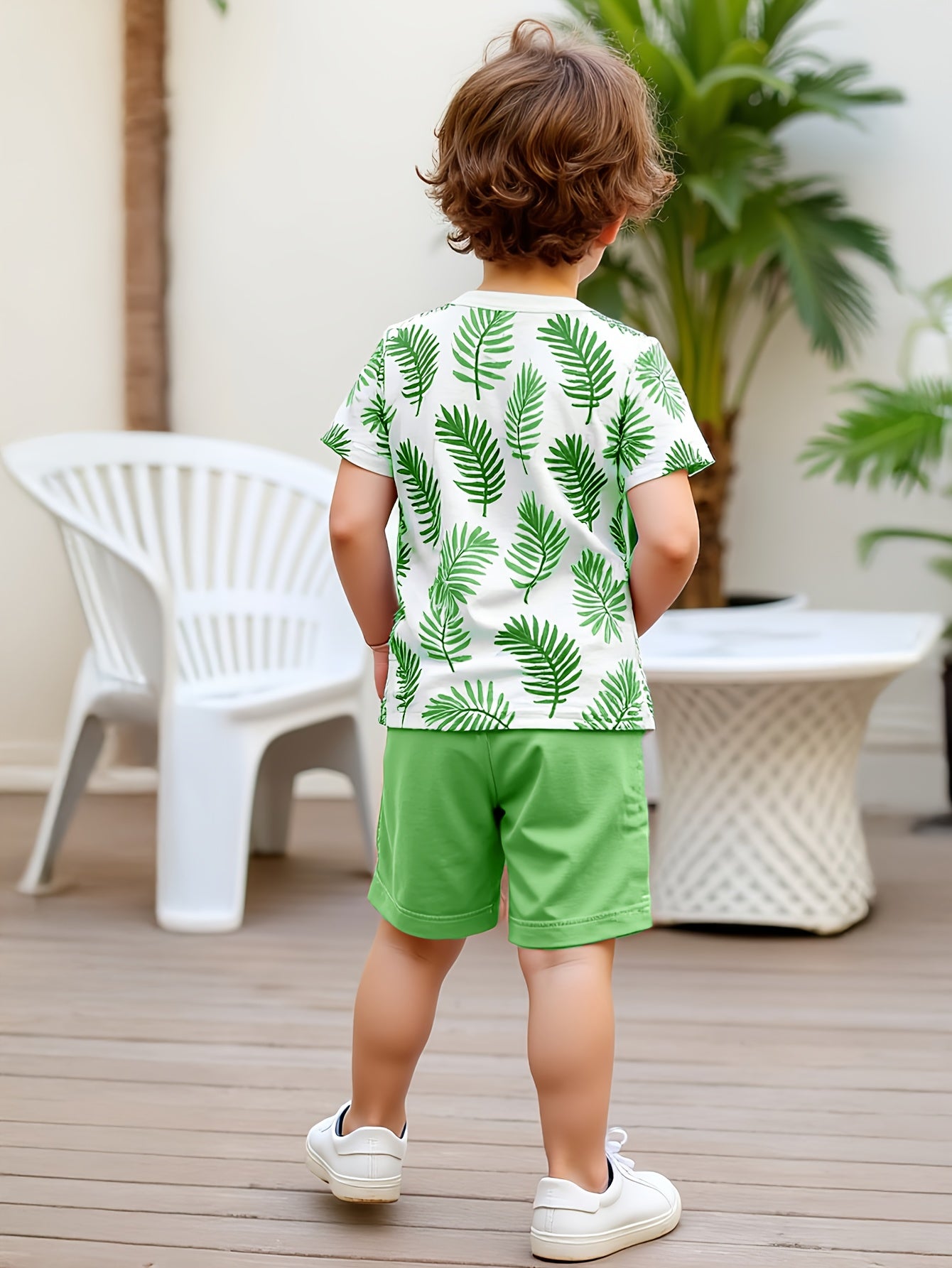 Conjunto de camiseta e short para meninos com folhagens
