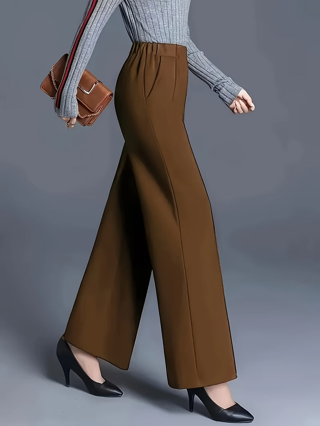 Calça com cintura alta e elástica, modelagem reta e com bolsos