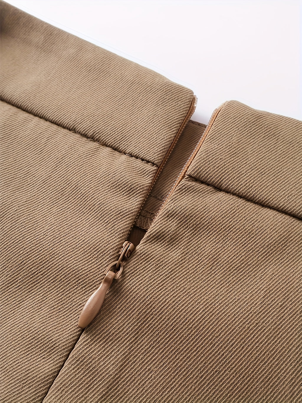 Shorts saia com detalhe irregular e grandes bolsos nas laterais