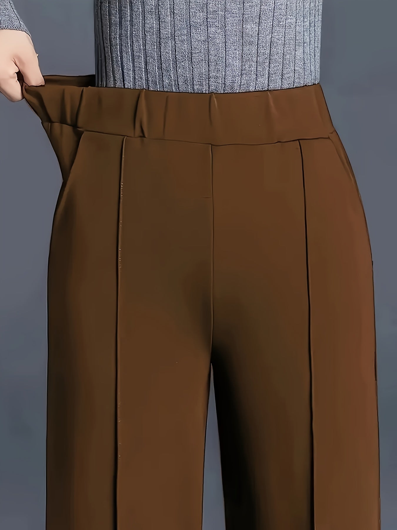 Calça com cintura alta e elástica, modelagem reta e com bolsos