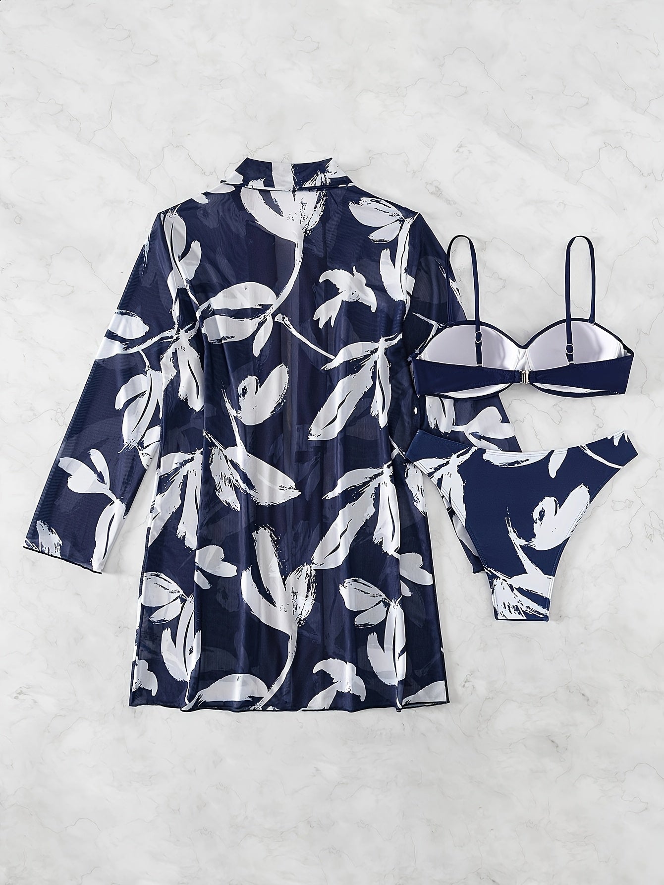 Conjunto de biquini com bojo e saída de praia em manga longa com estampa de folhagens