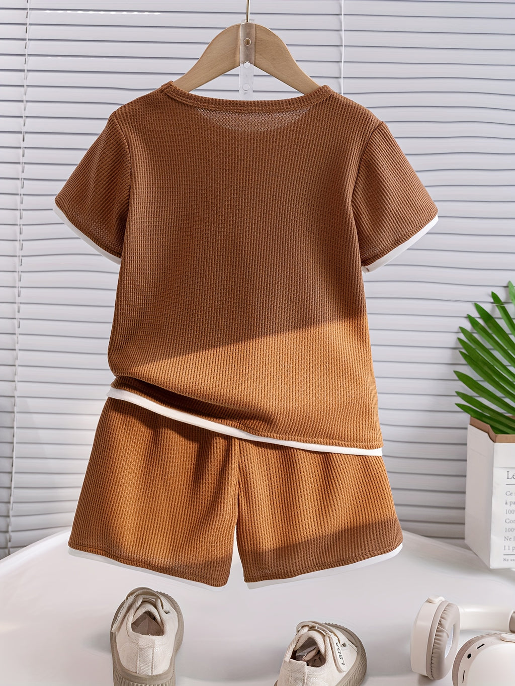 Conjunto de camiseta e shorts para meninos sem estampa