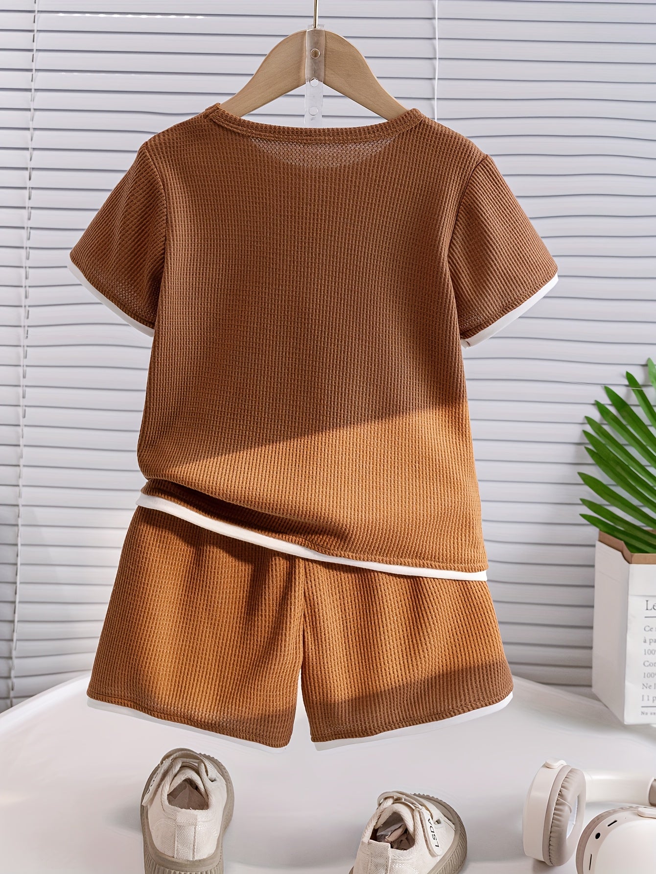 Conjunto de camiseta e shorts para meninos sem estampa