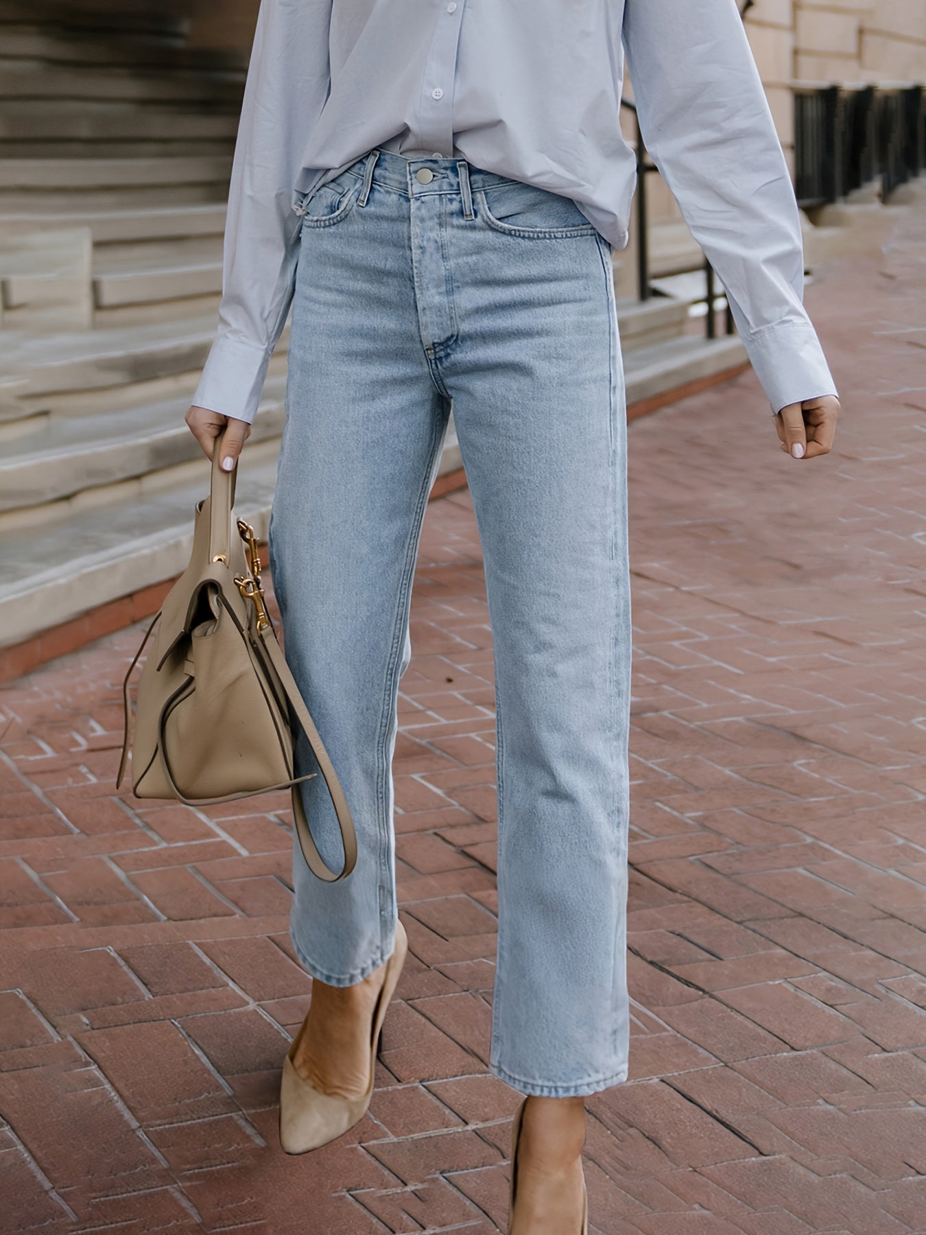 Calça jeans curta, de lavagem clara e corte reto