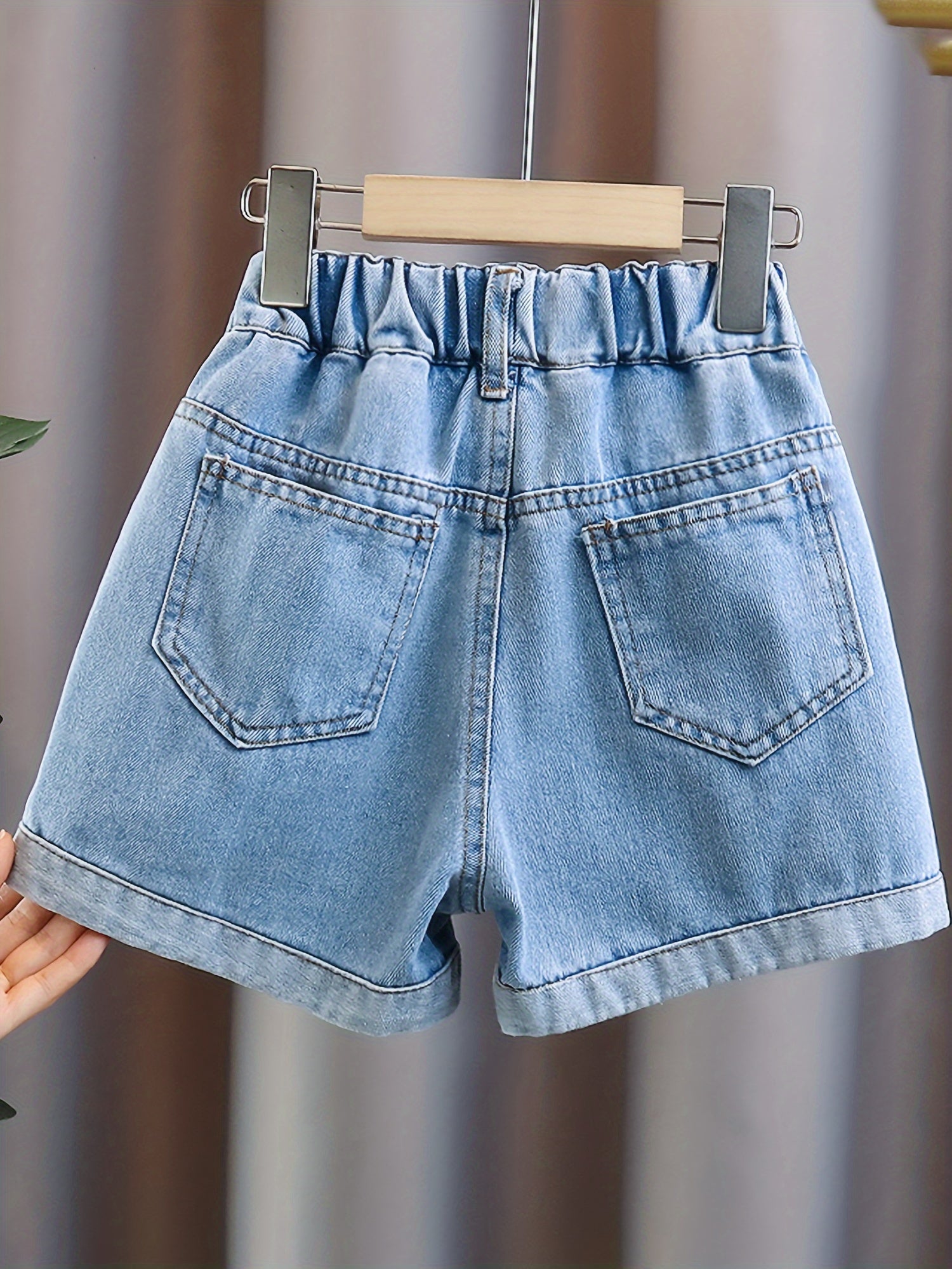 Shorts Jeans Infantil com corações em relevo