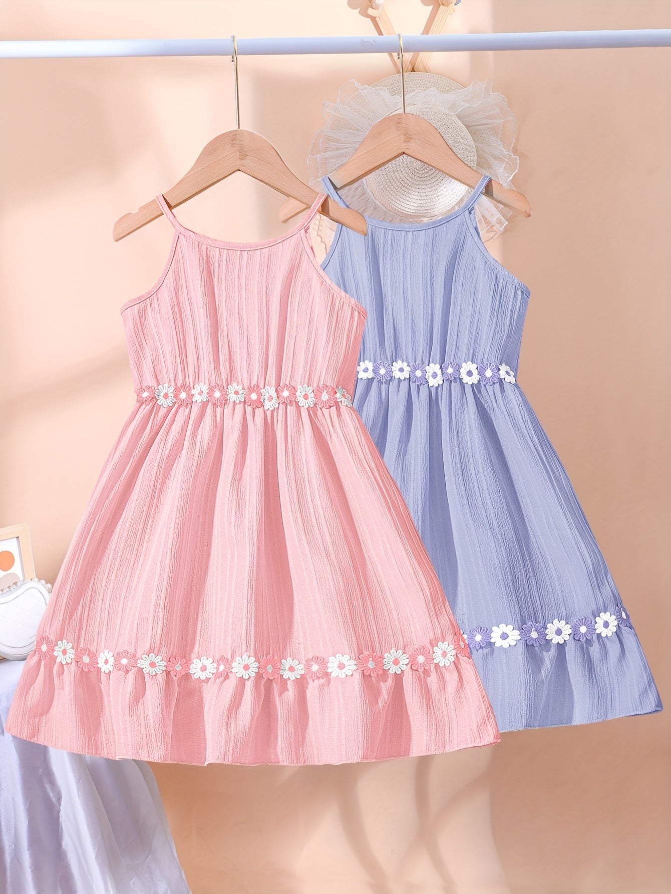 Vestidos de alcinha com detalhes em corações e flores para meninas