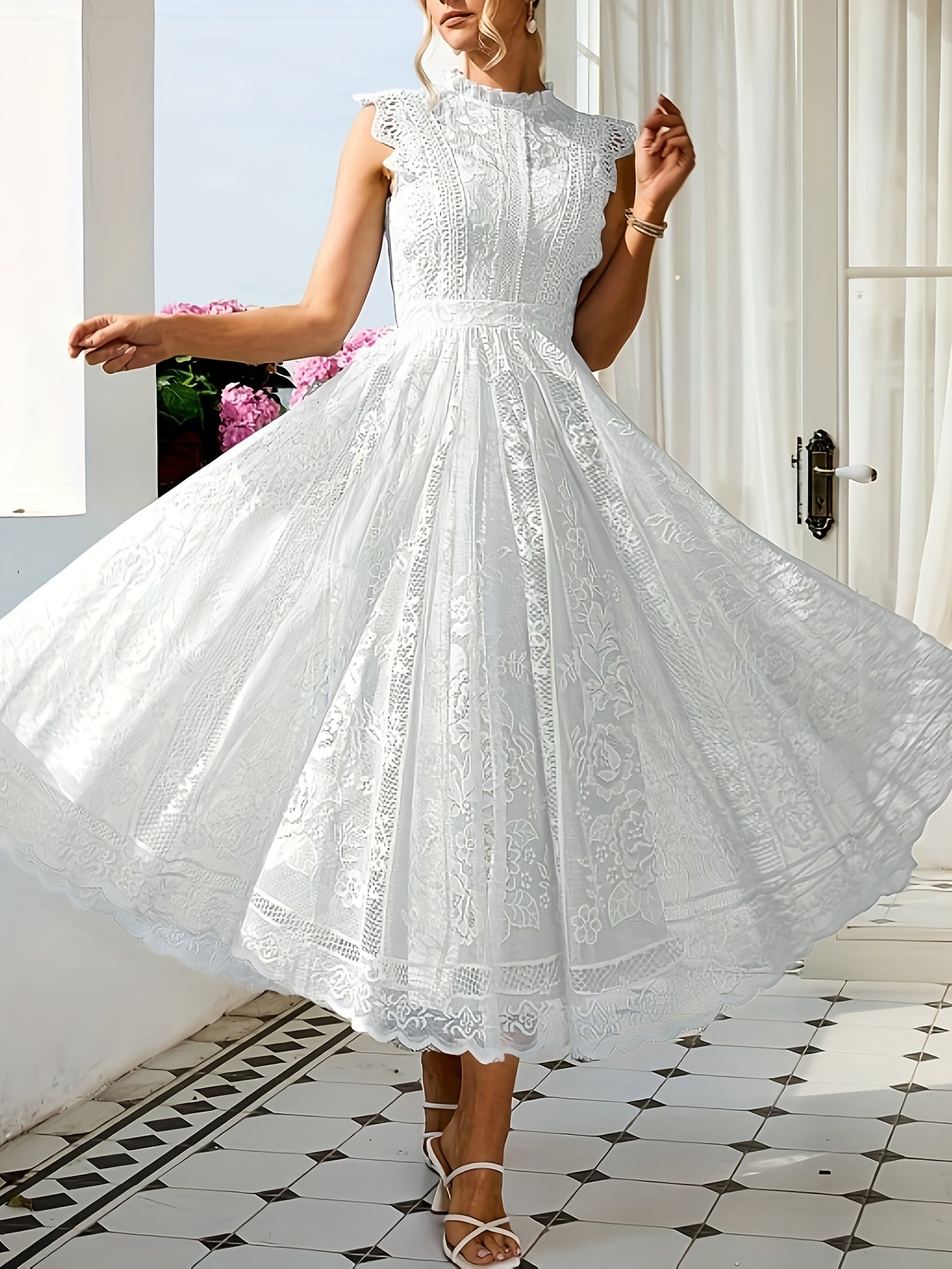 Vestido sem mangas e de renda, com padrão floral e gola alta