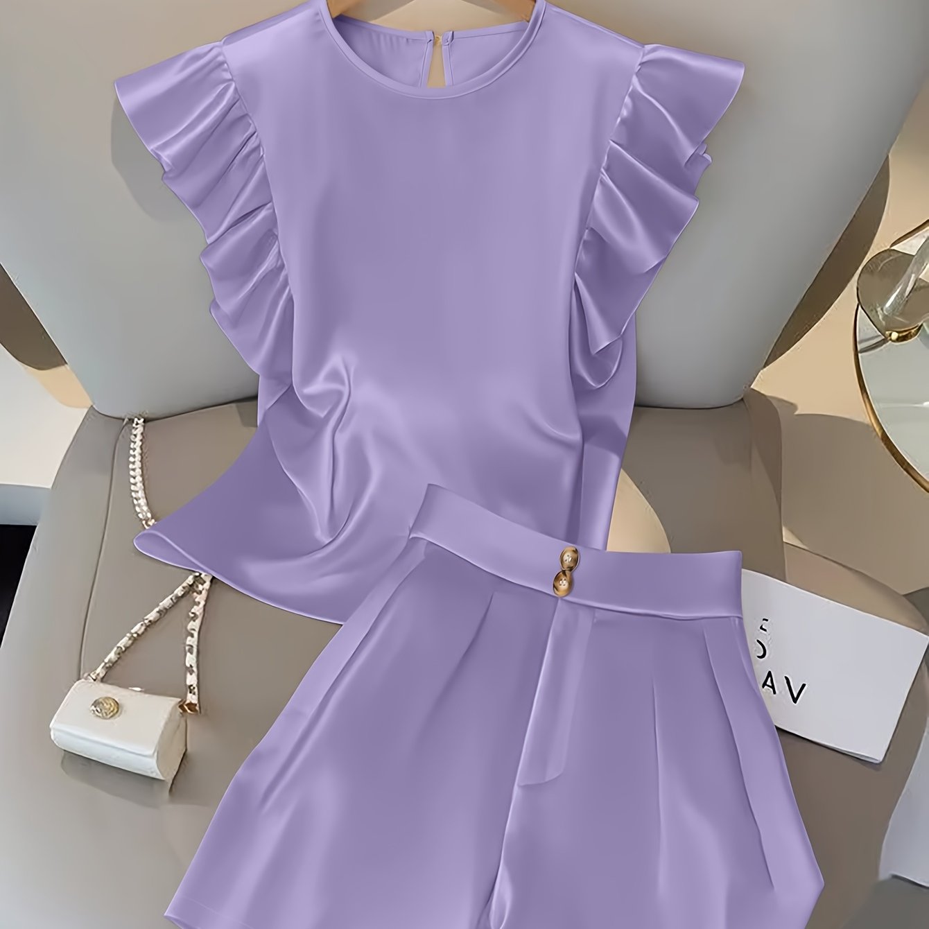 Conjunto com Blusa de Babados e Shorts de Alfaiataria