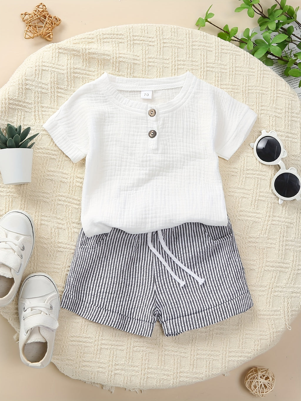 Conjunto com shorts listrado para meninos