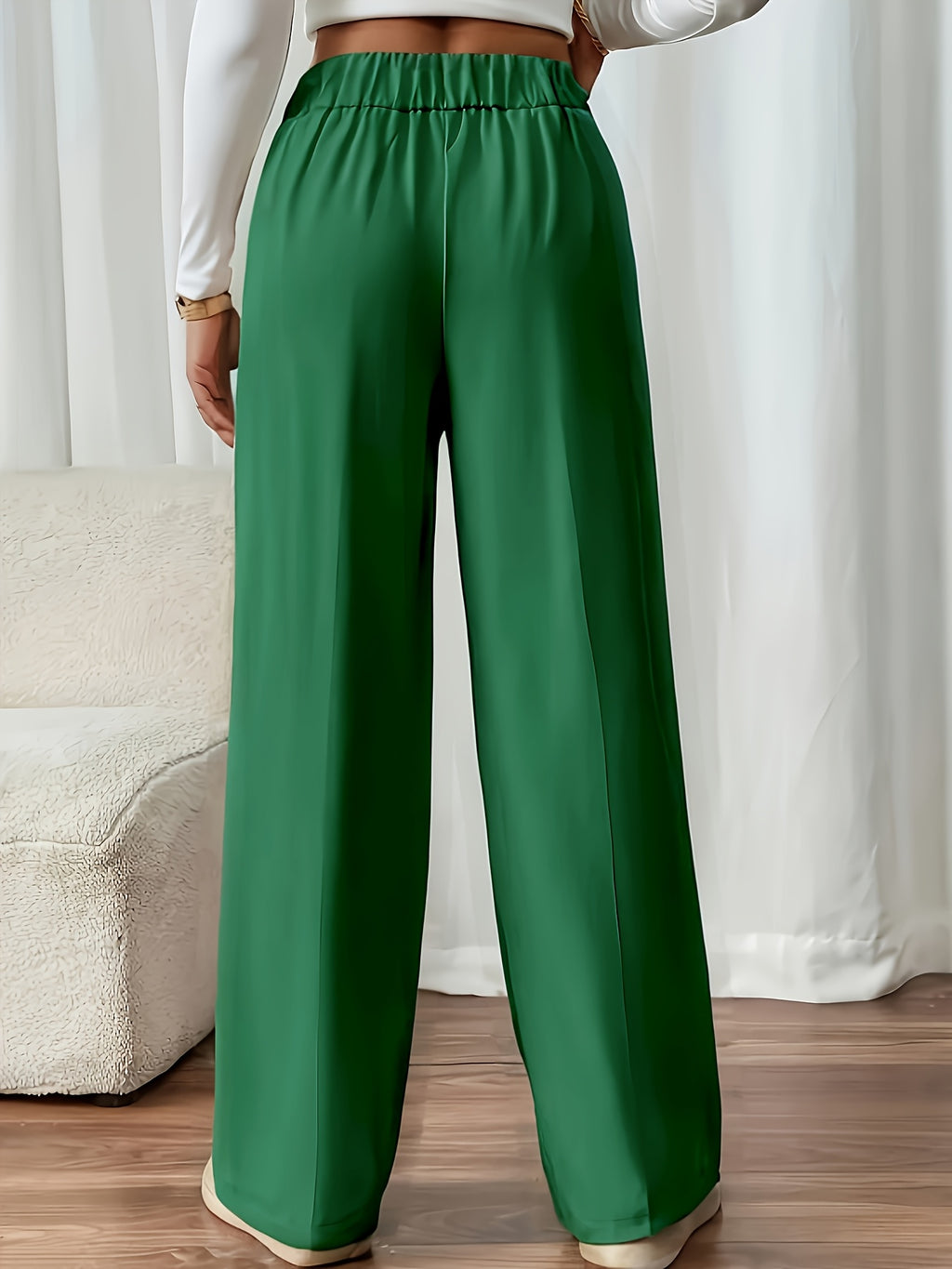 Calça reta de alfaiataria com cintura alta e botões decorativos