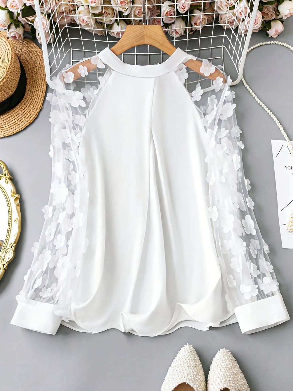 Camisa com laço, mangas transparentes e apliques de flores