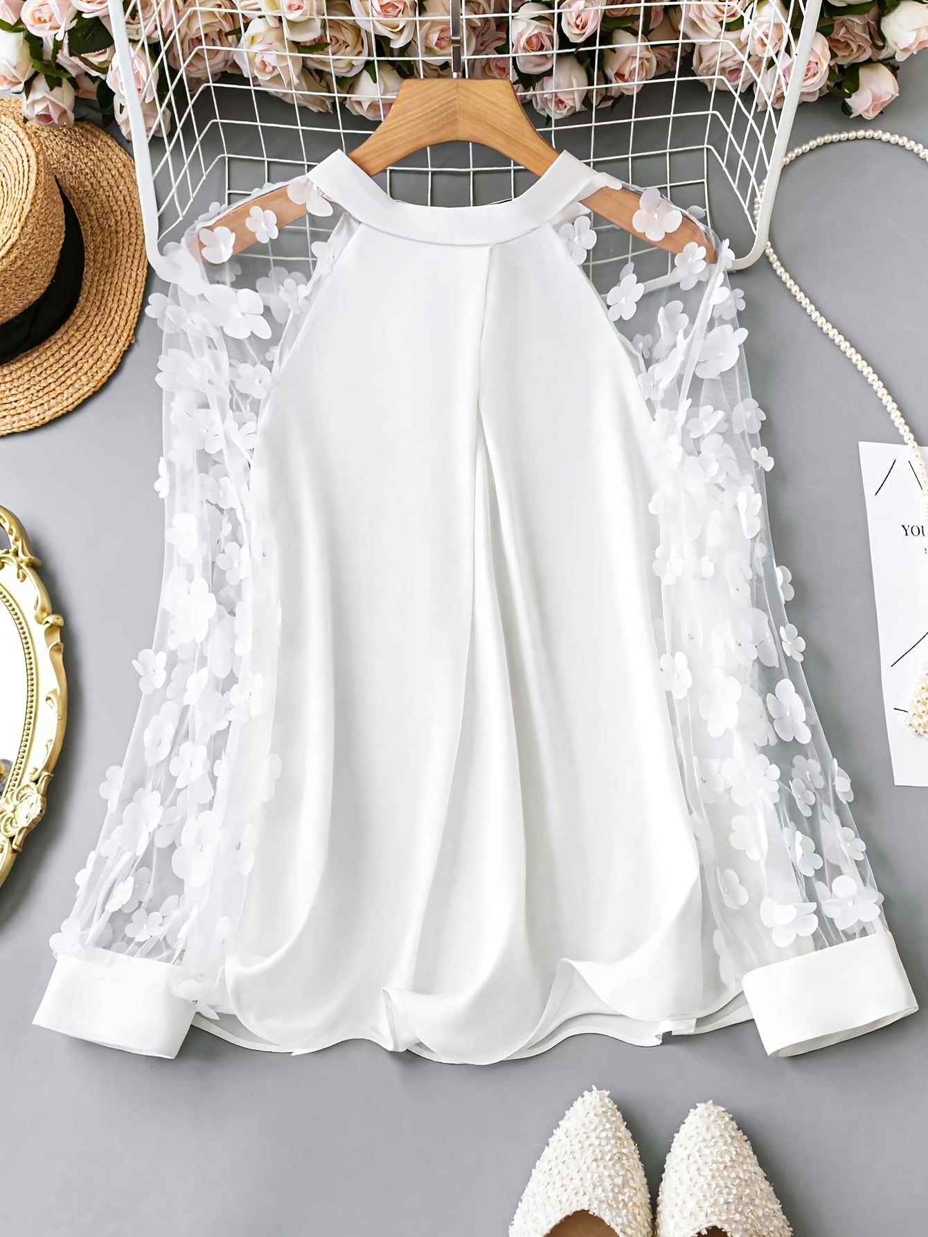 Camisa com laço, mangas transparentes e apliques de flores