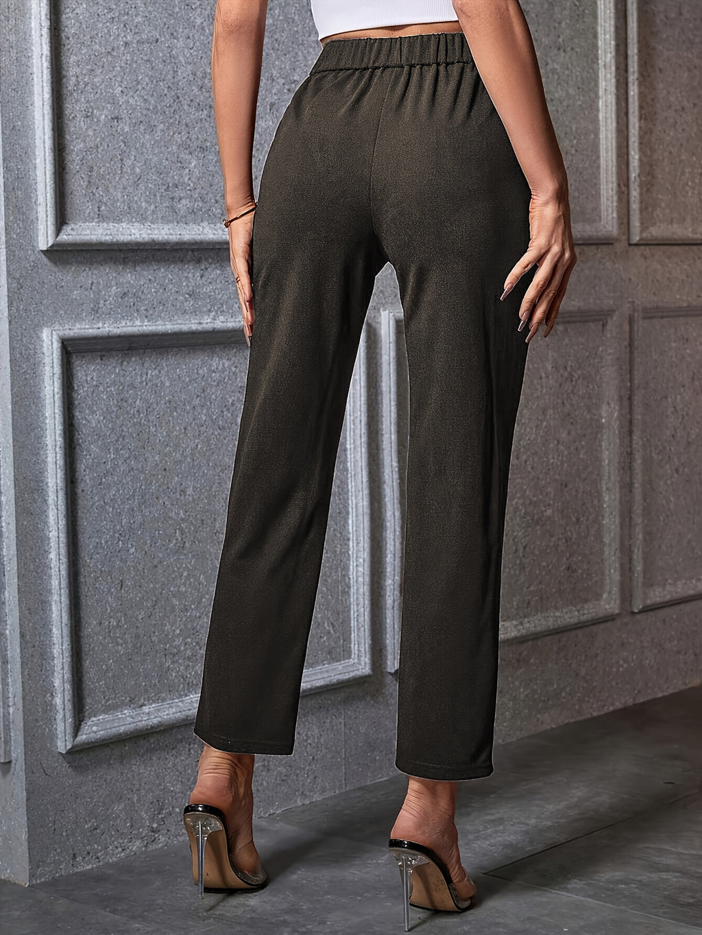 Calça reta com cintura alta e detalhe metálico