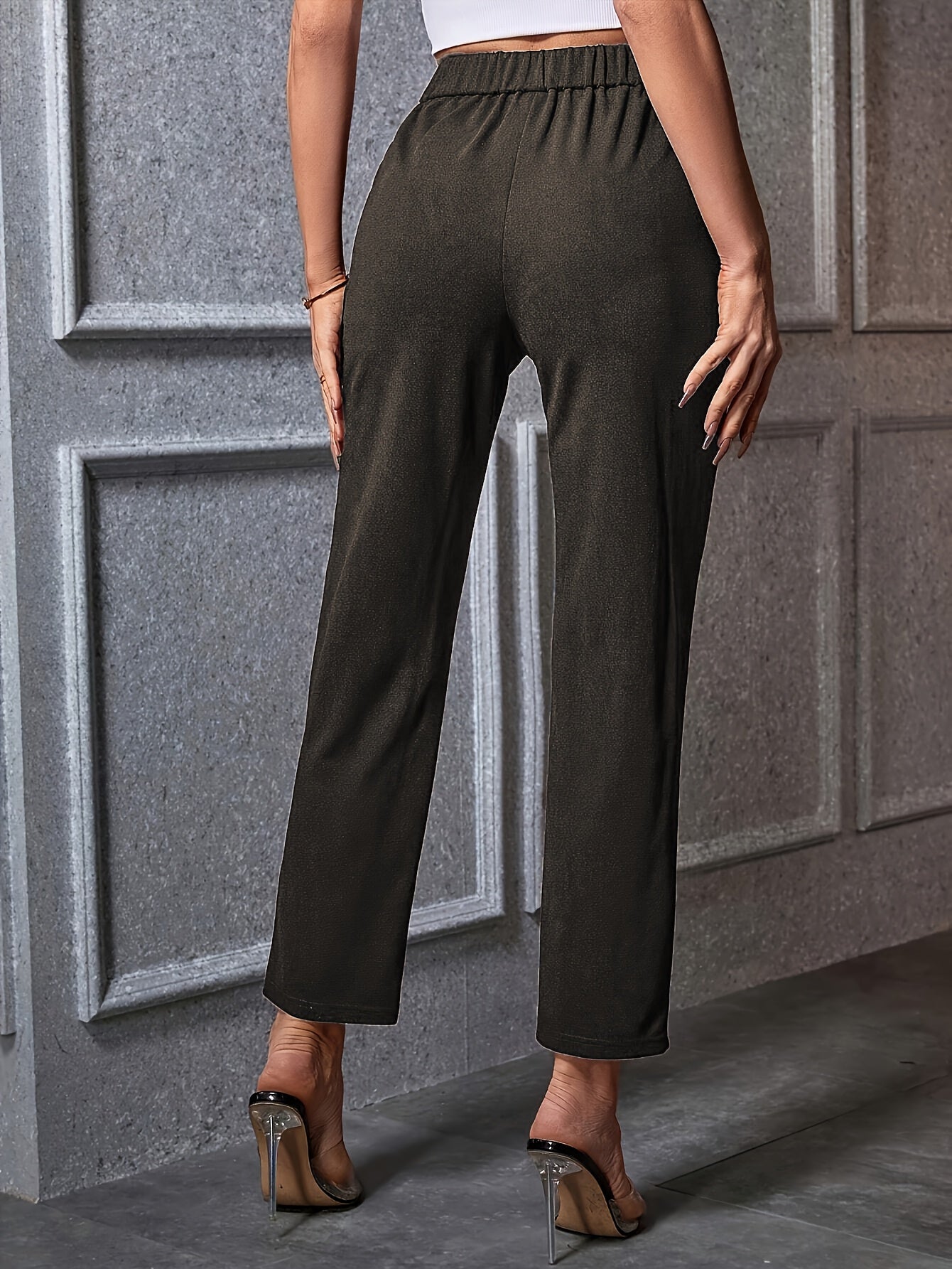 Calça reta com cintura alta e detalhe metálico