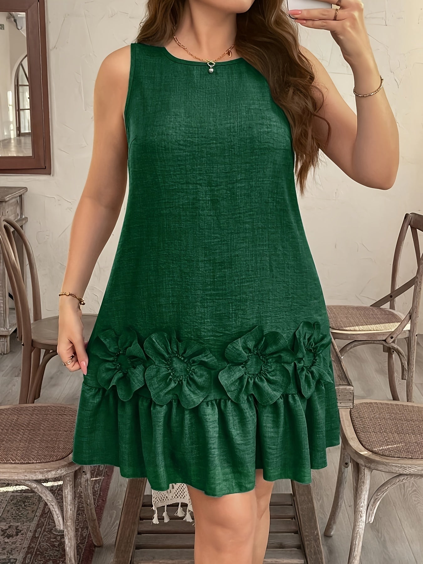 Vestido com manga regata e detalhe de babado florido