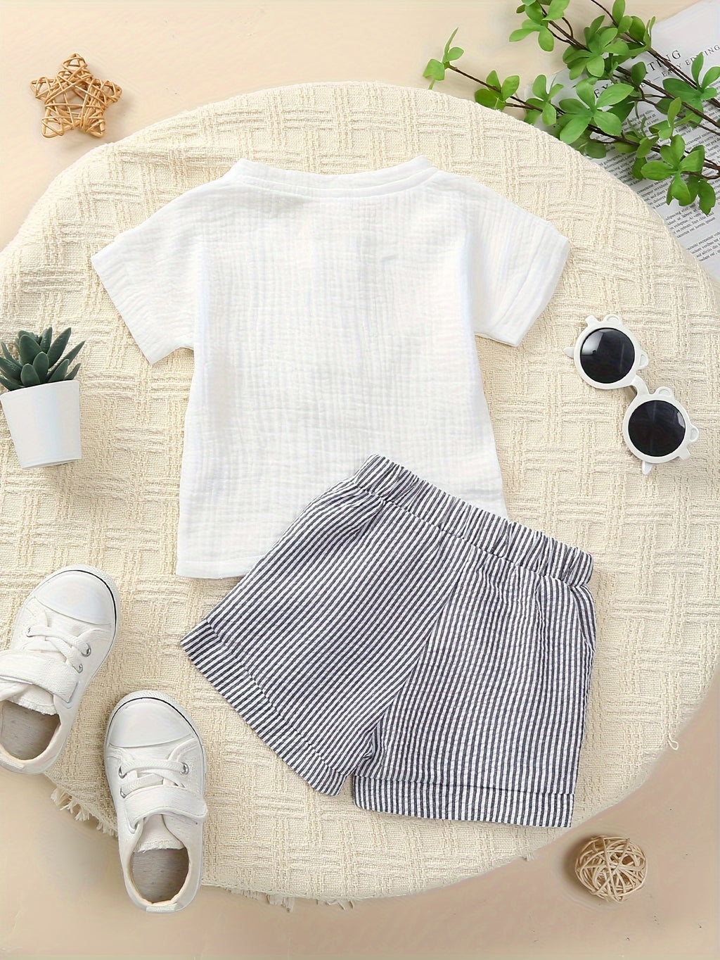 Conjunto com shorts listrado para meninos