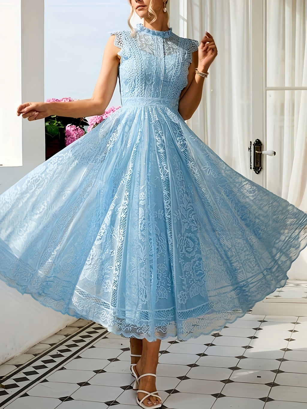 Vestido sem mangas e de renda, com padrão floral e gola alta