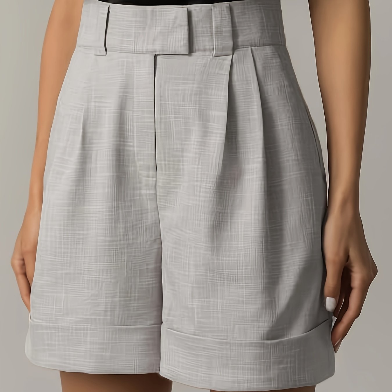 Short de tecido texturizado e pregas, com dobra na barra