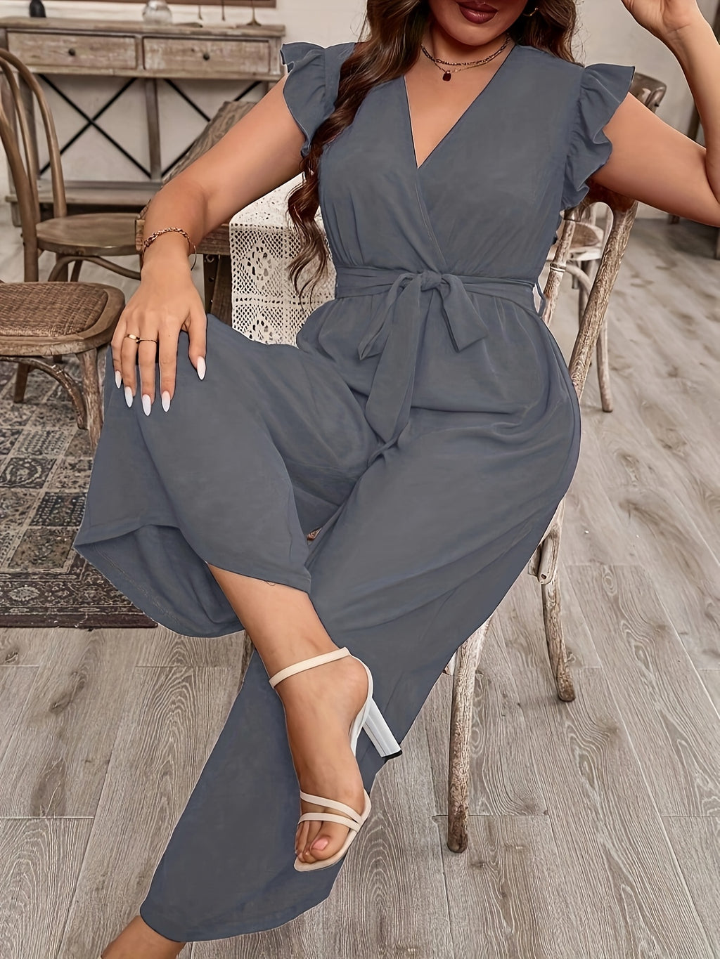 Macacão com decote em V e cinto de amarrar