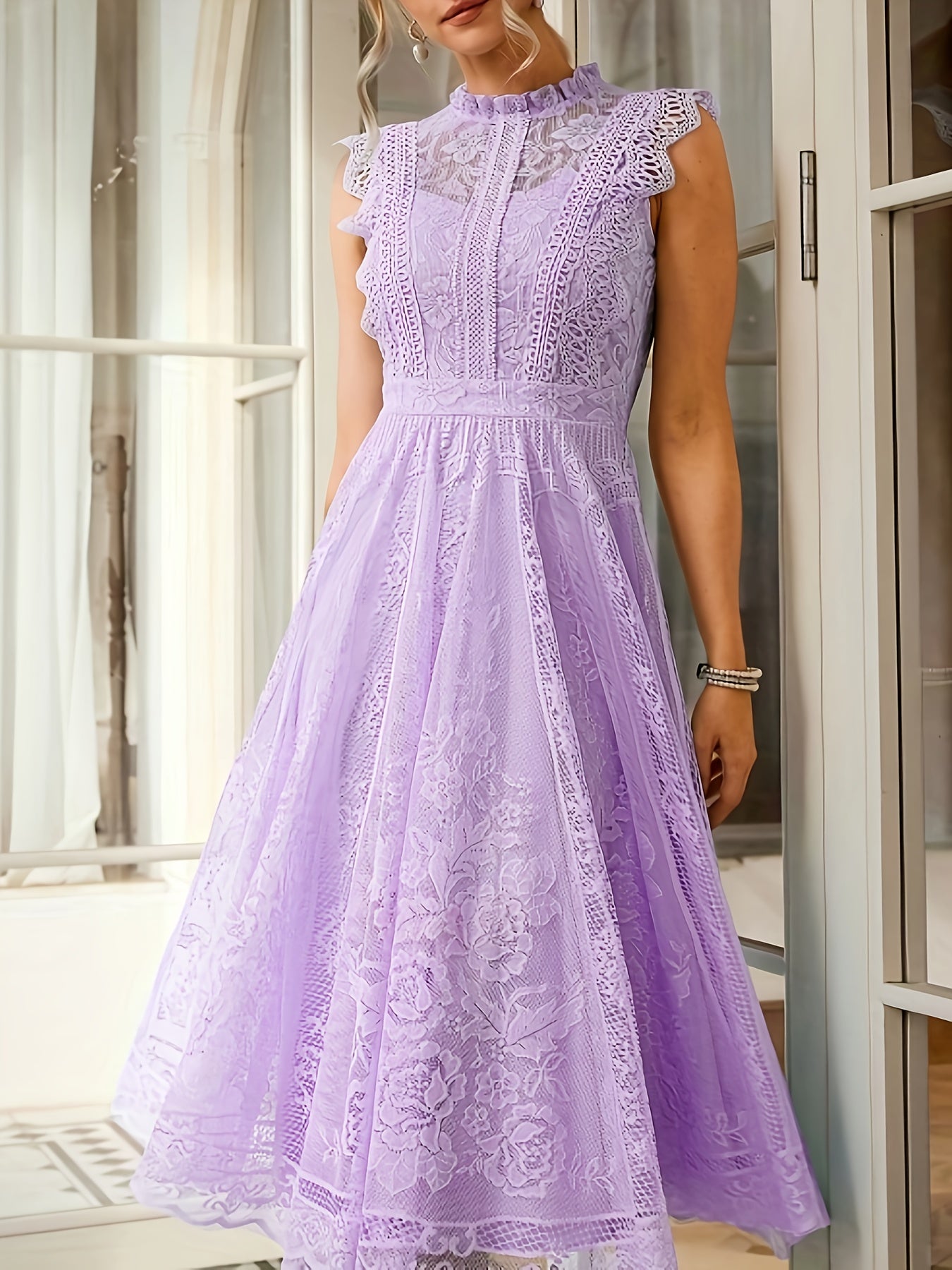 Vestido sem mangas e de renda, com padrão floral e gola alta