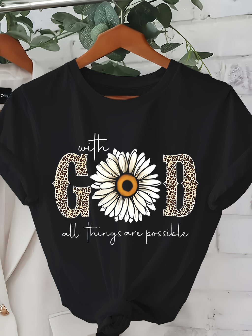 Camiseta estampada "com Deus tudo é possível"