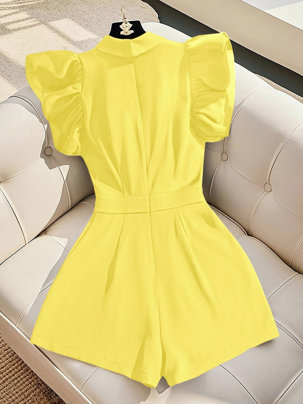 Macaquinho de alfaiataria com mangas franzidas