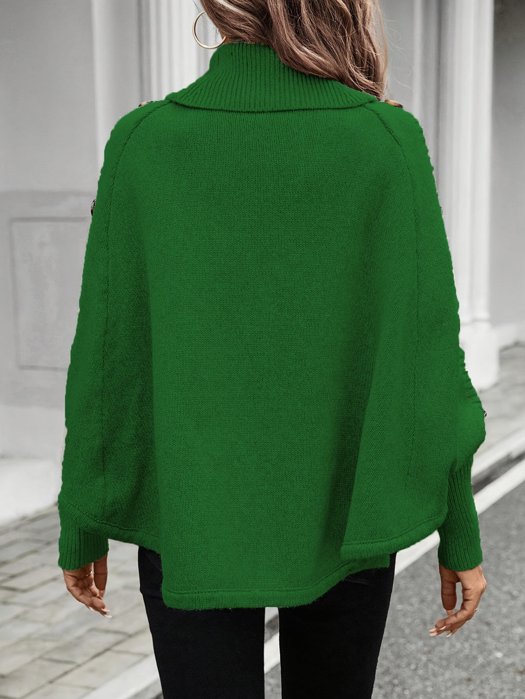 Suéter de gola rolê e mangas morcego com botões