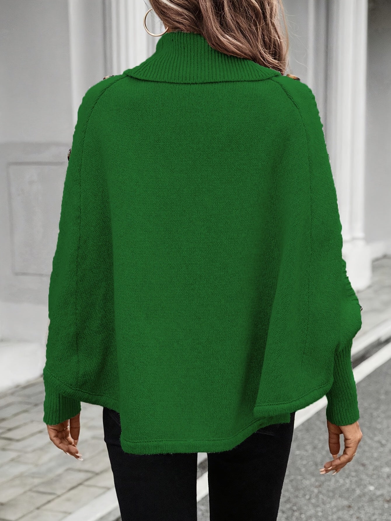 Suéter de gola rolê e mangas morcego com botões