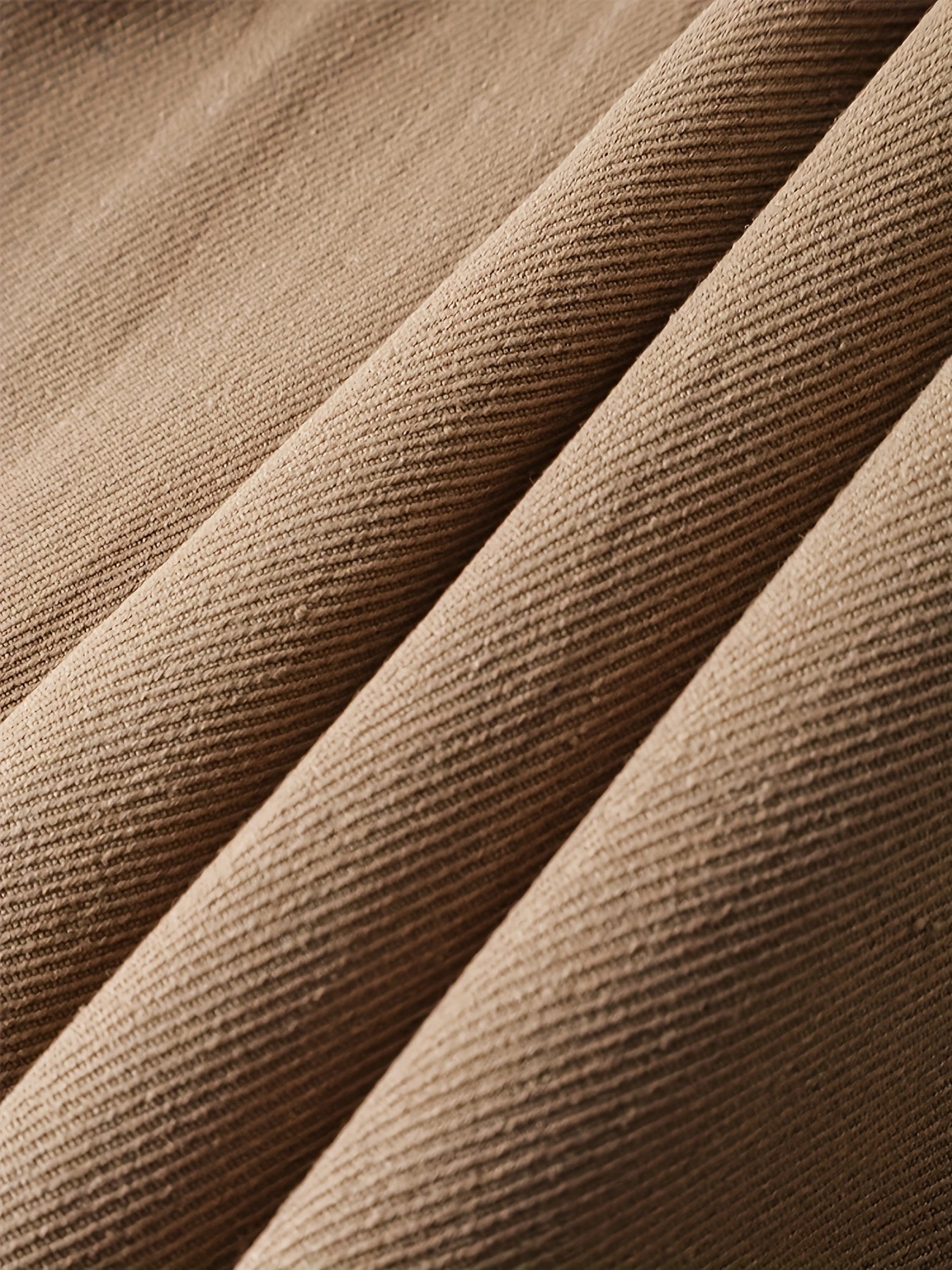 Shorts saia com detalhe irregular e grandes bolsos nas laterais