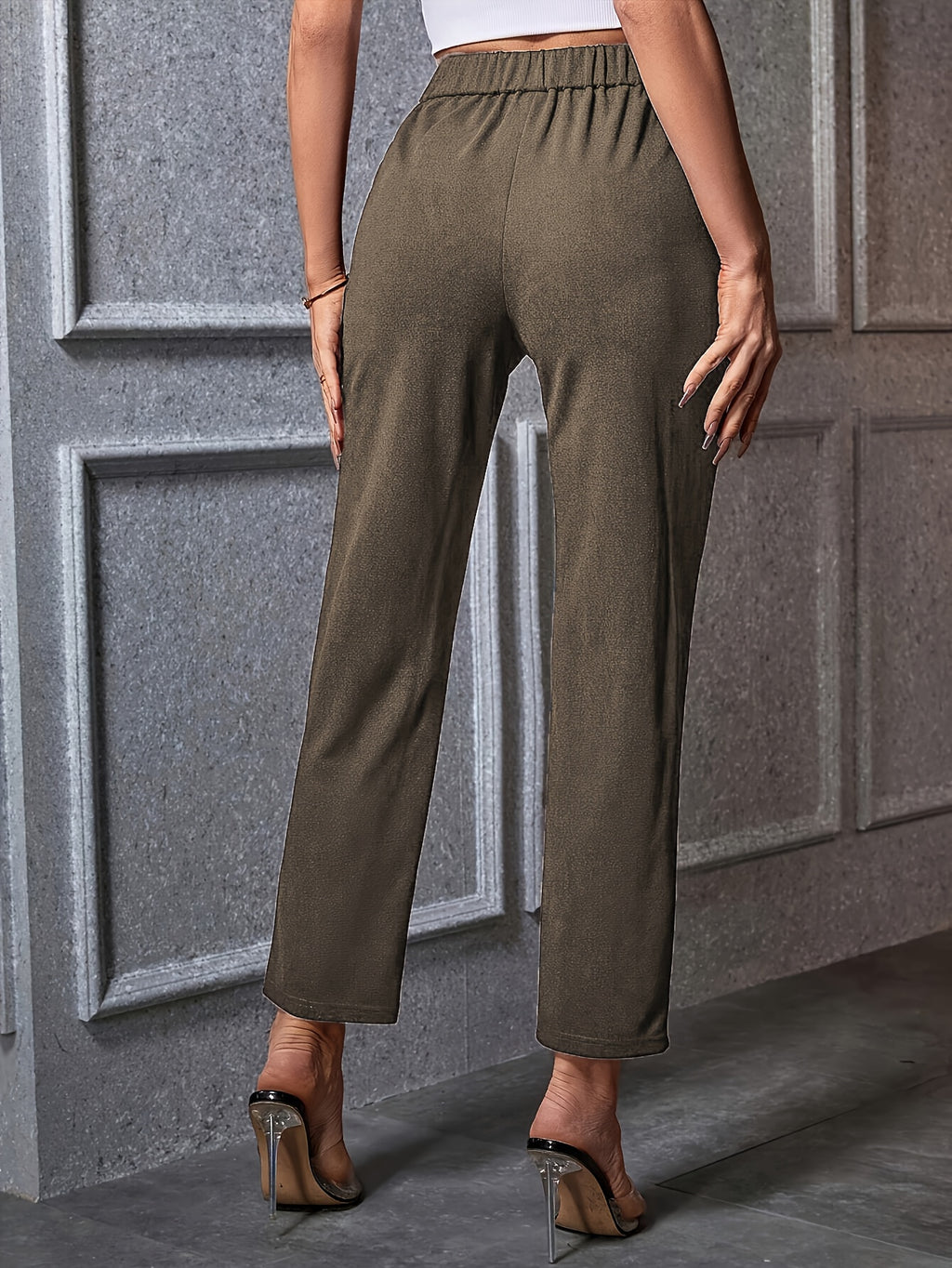 Calça reta com cintura alta e detalhe metálico