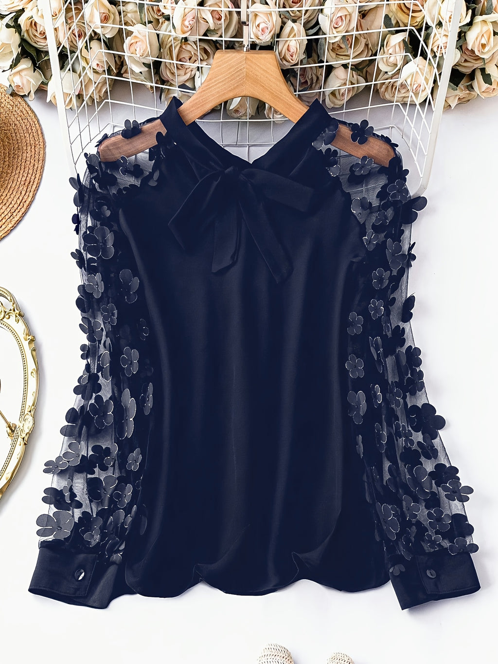 Camisa com laço, mangas transparentes e apliques de flores
