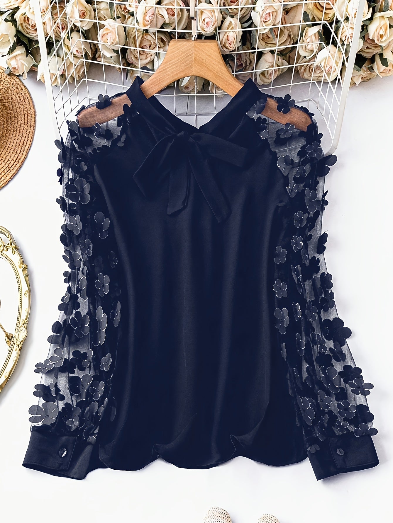 Camisa com laço, mangas transparentes e apliques de flores