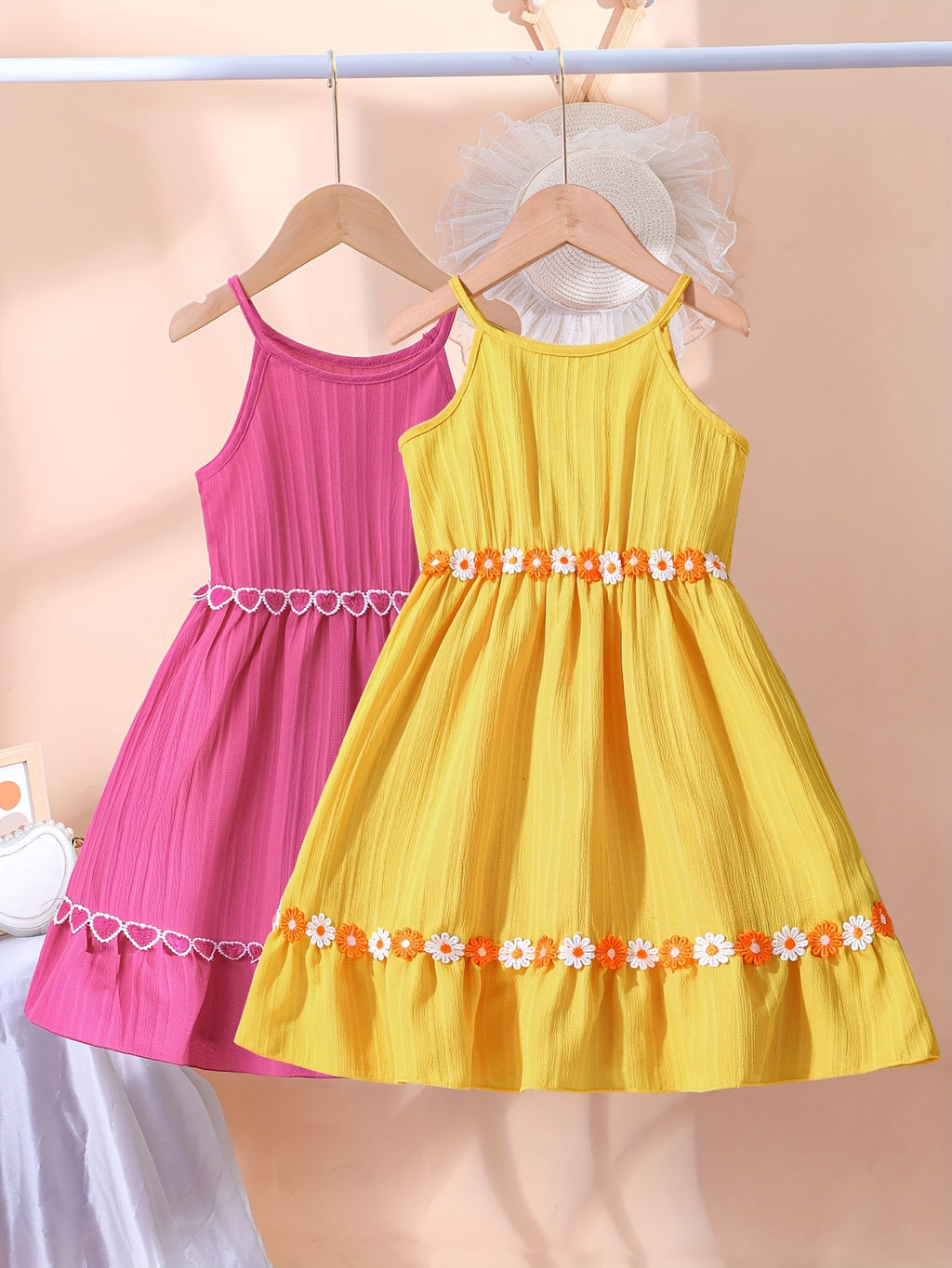 Vestidos de alcinha com detalhes em corações e flores para meninas