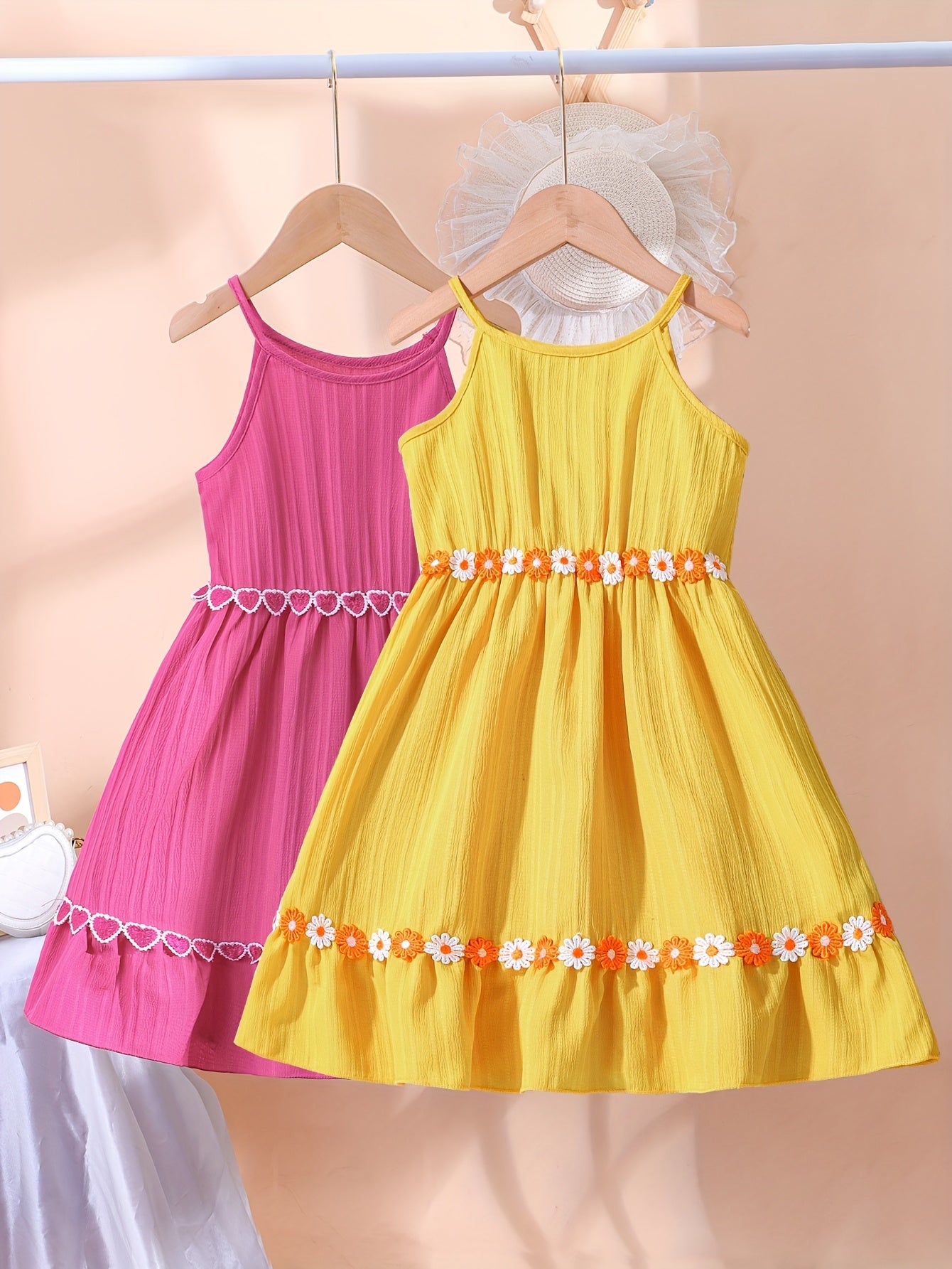 Vestidos de alcinha com detalhes em corações e flores para meninas