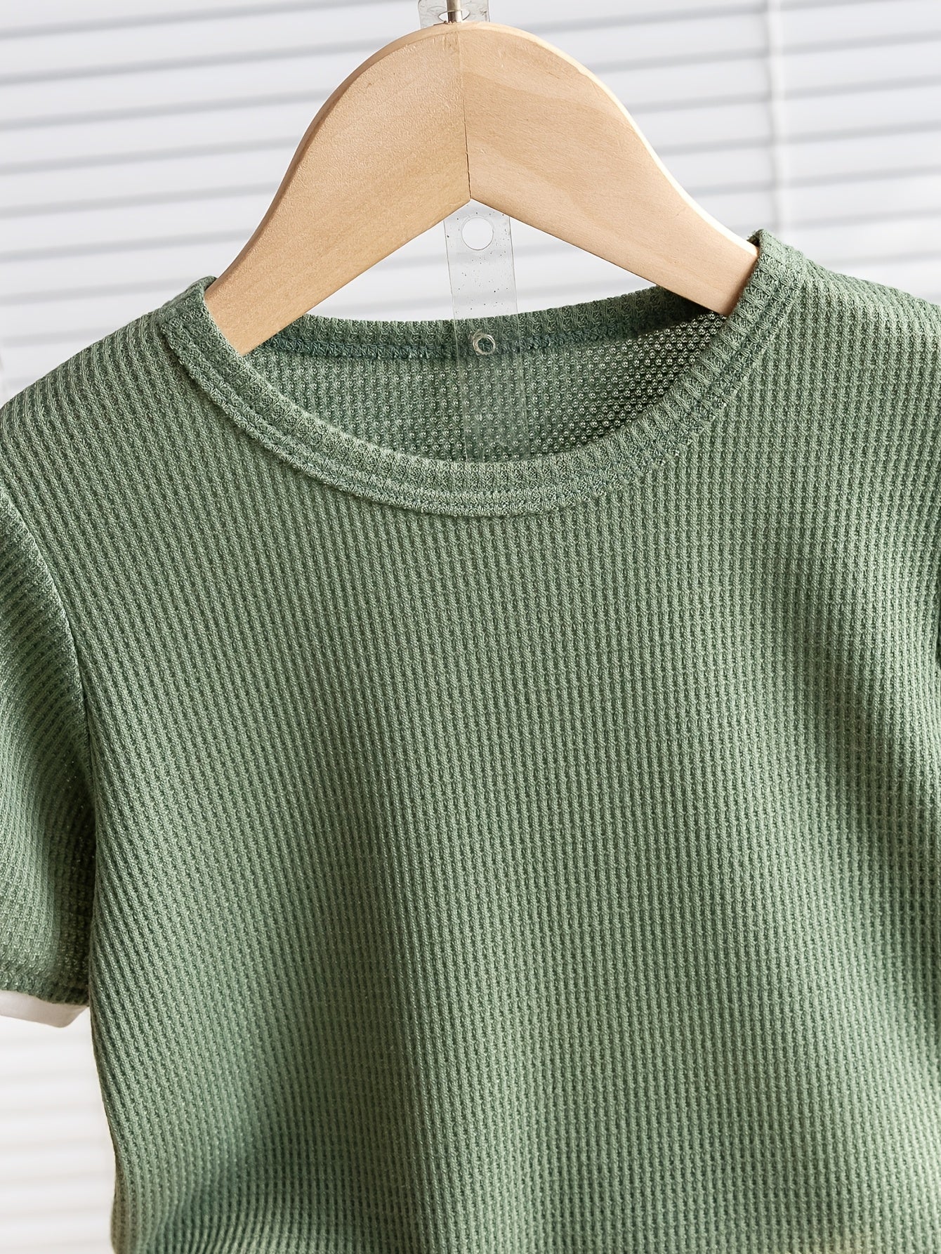 Conjunto de camiseta e shorts para meninos sem estampa