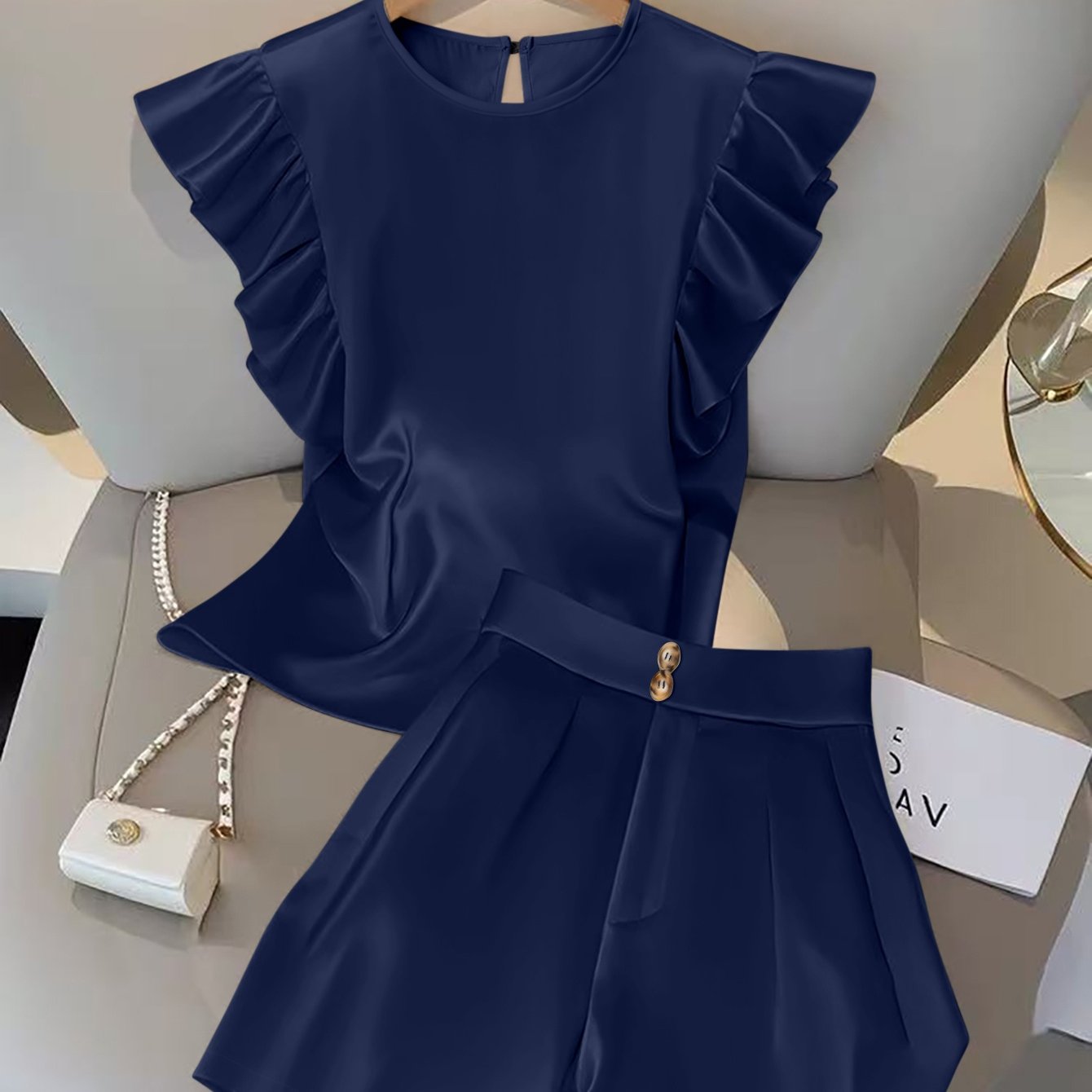 Conjunto com Blusa de Babados e Shorts de Alfaiataria